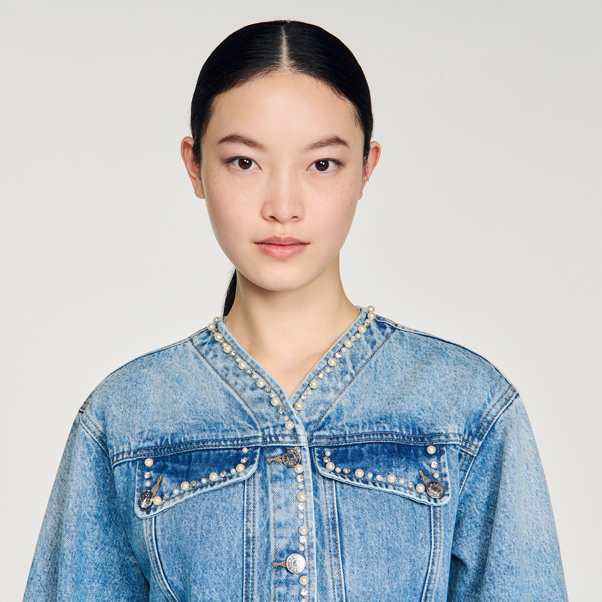 Áo khoác denim đính hạt