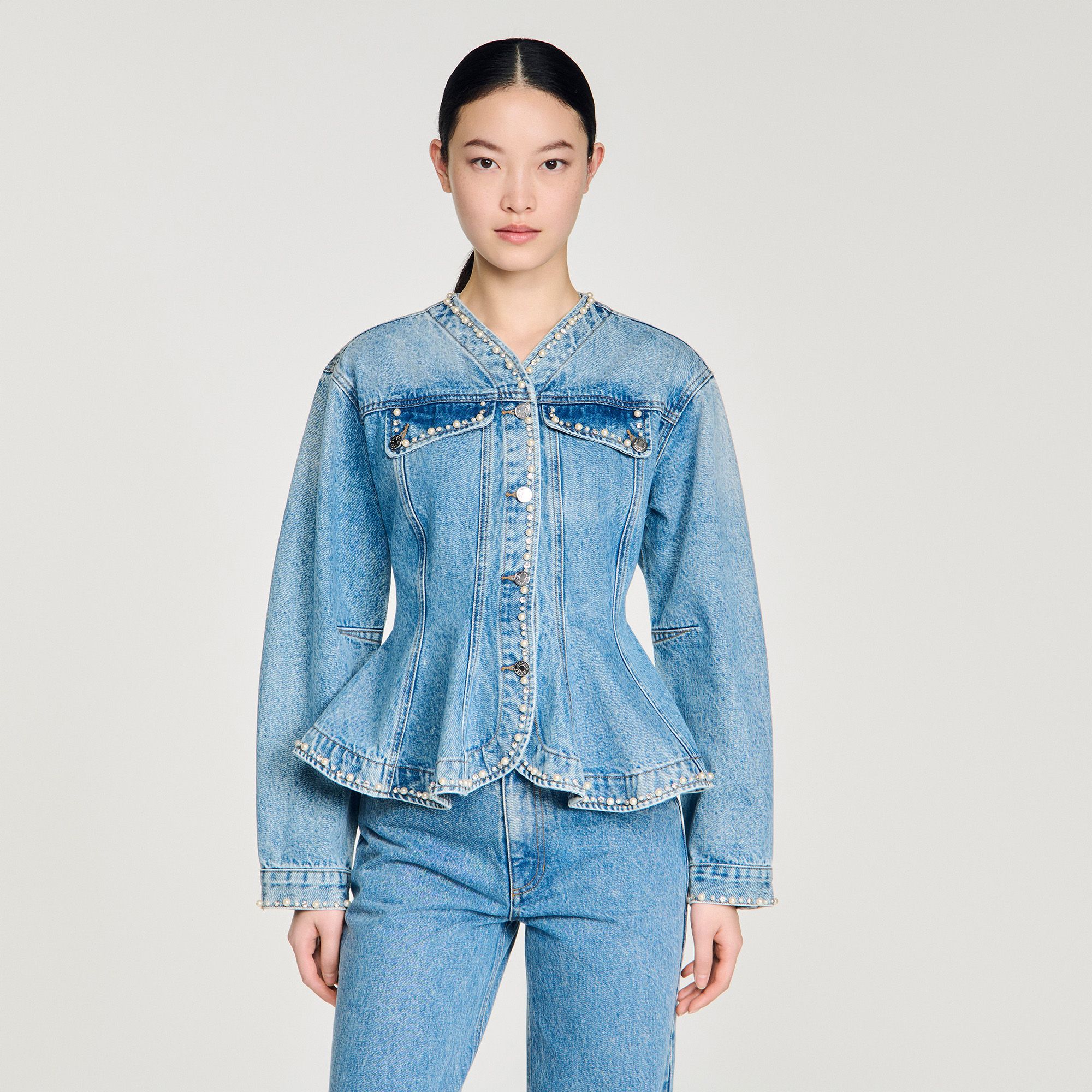 Áo khoác denim đính hạt