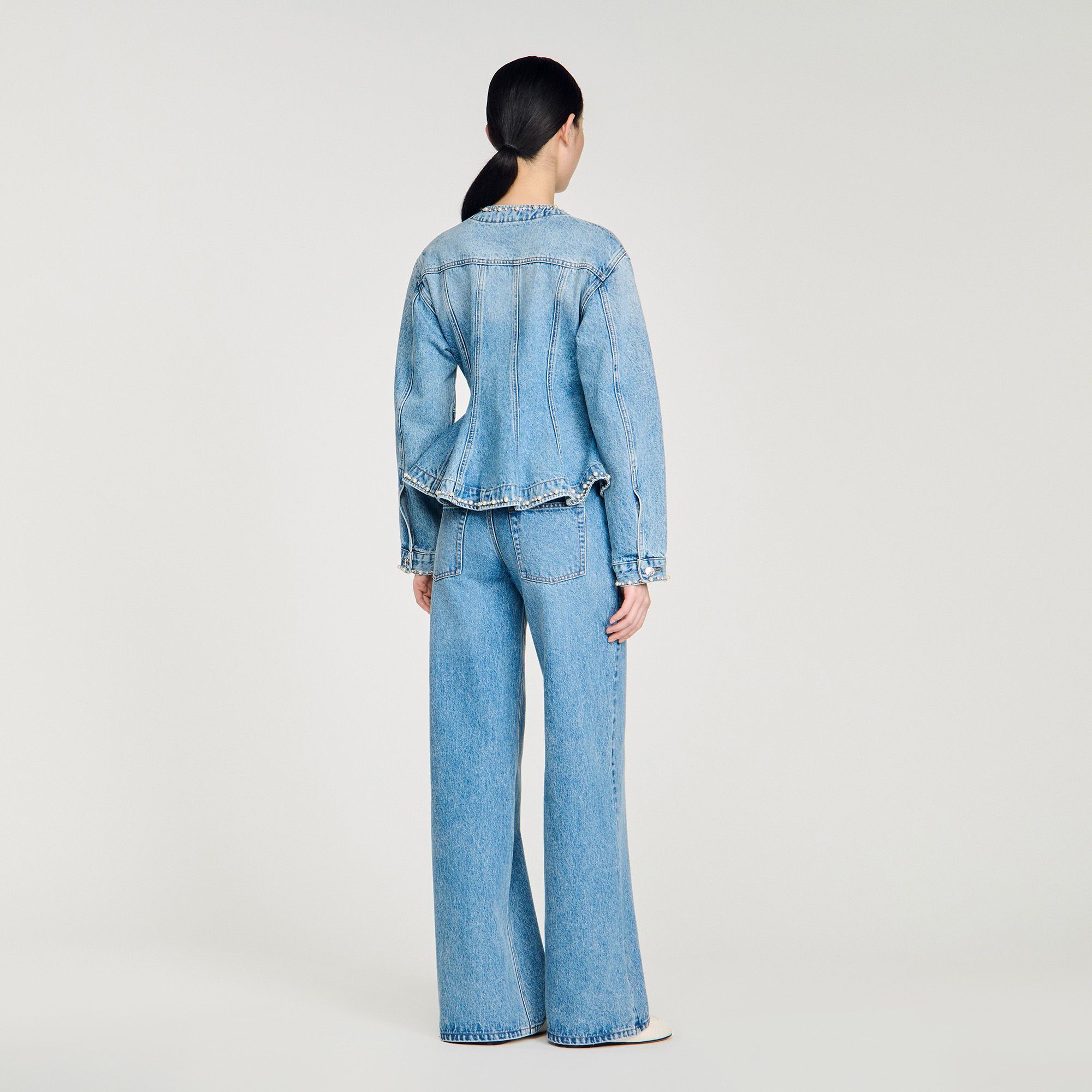 Áo khoác denim đính hạt