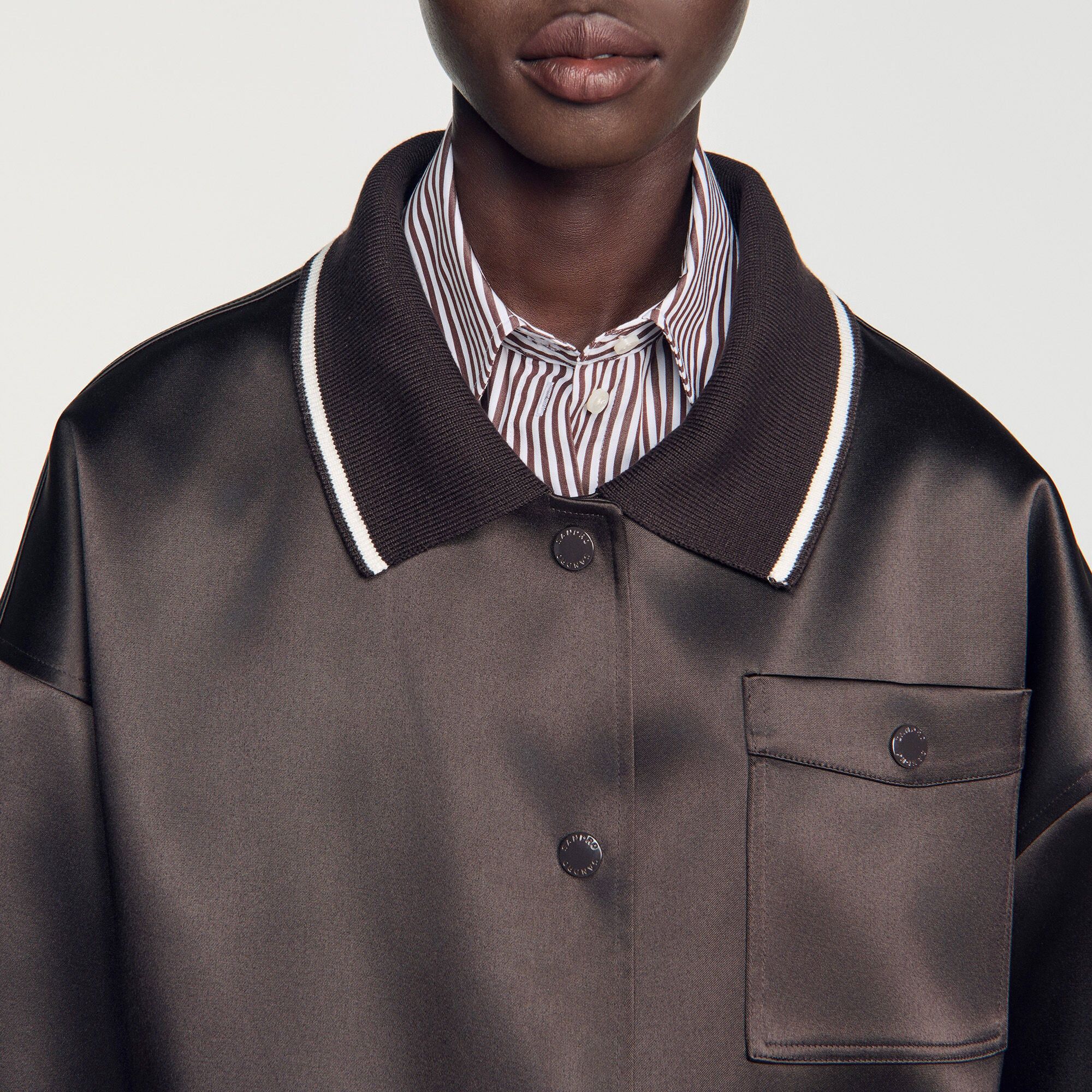 Sandro - Áo khoác satin cổ polo