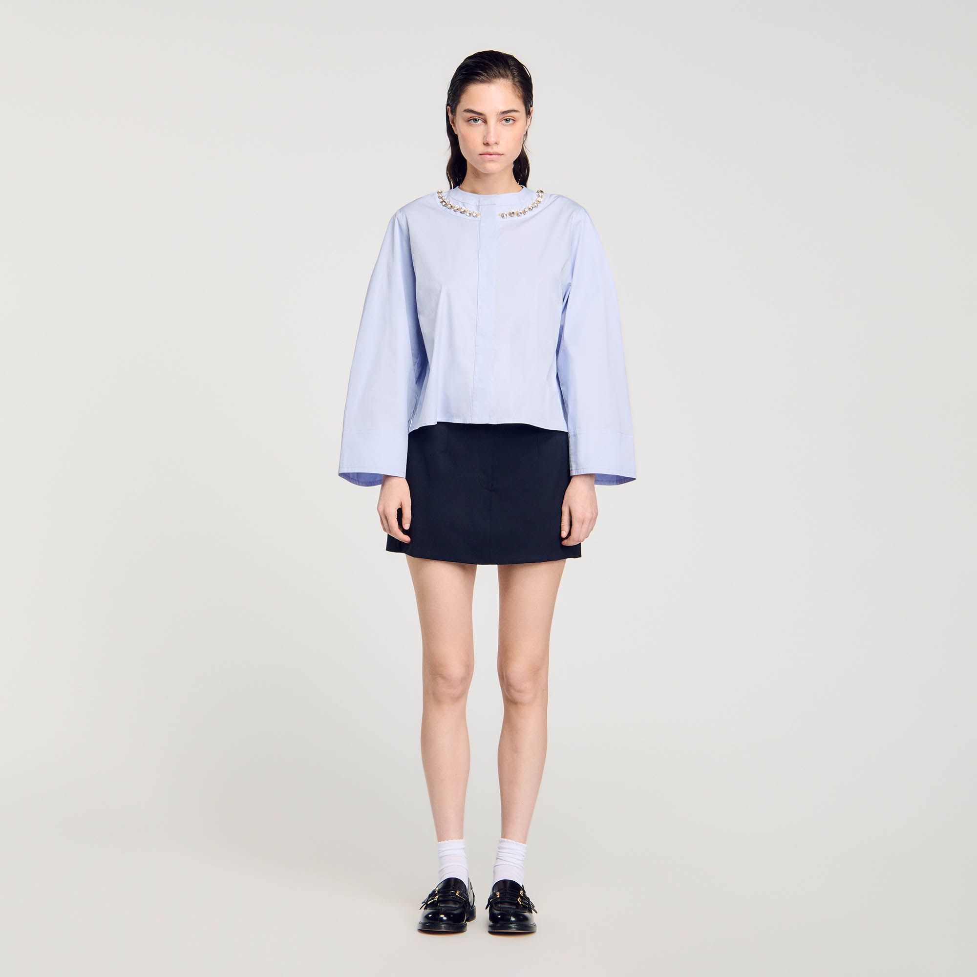 Sandro - Áo sơ mi dáng crop cổ viền đính đá