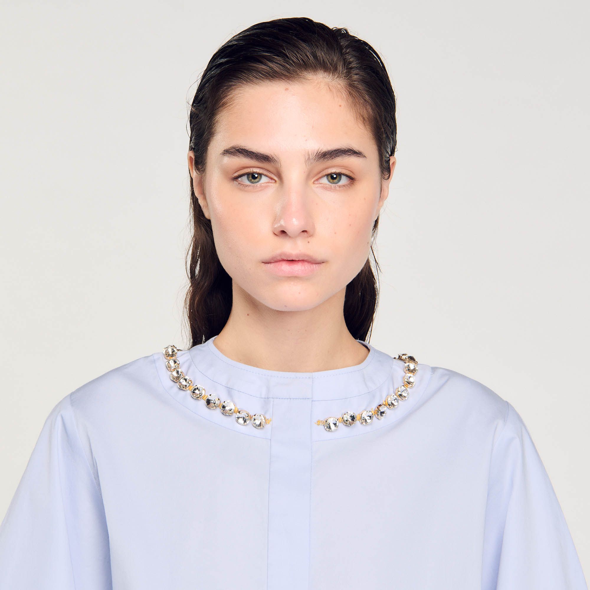 Sandro - Áo sơ mi dáng crop cổ viền đính đá
