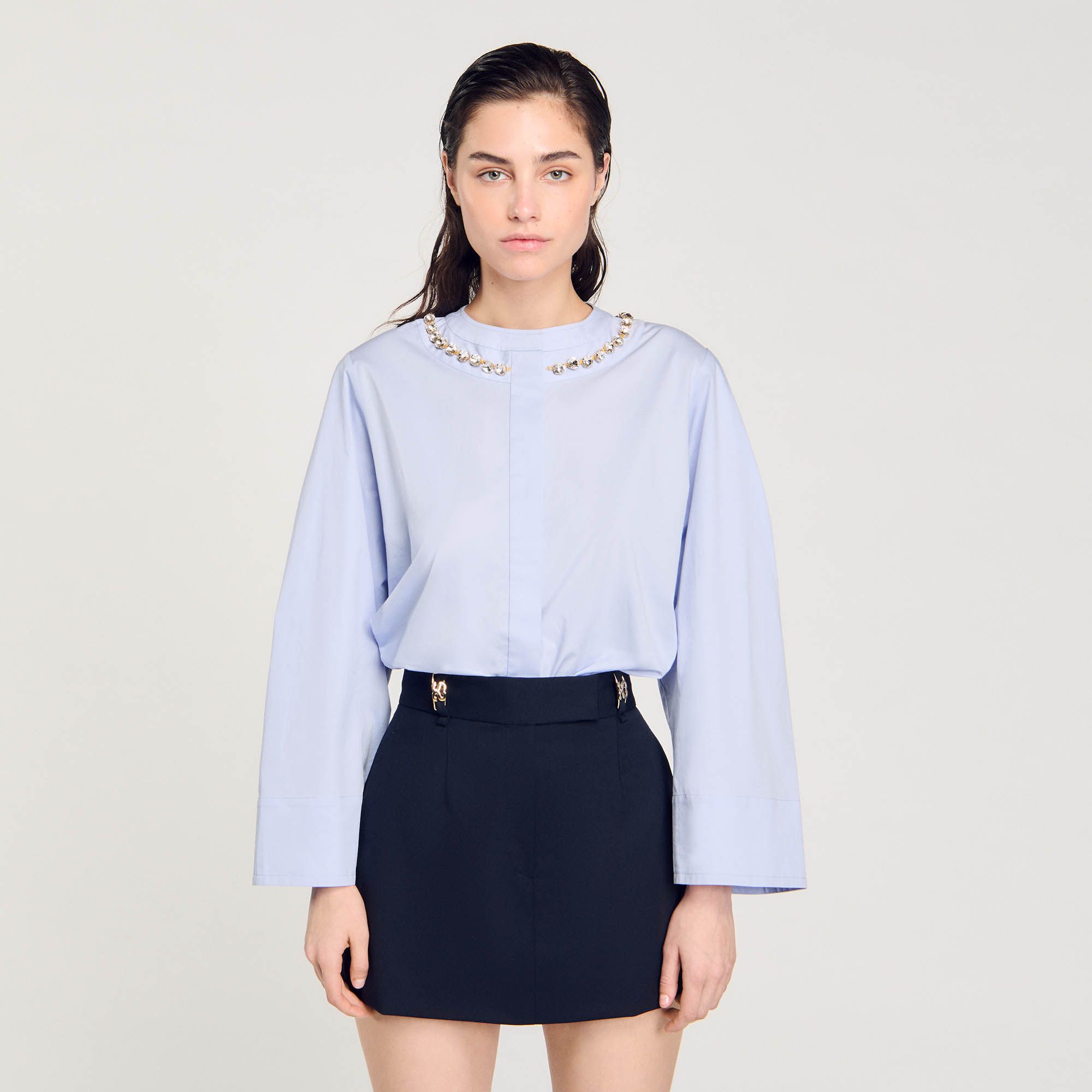 Sandro - Áo sơ mi dáng crop cổ viền đính đá