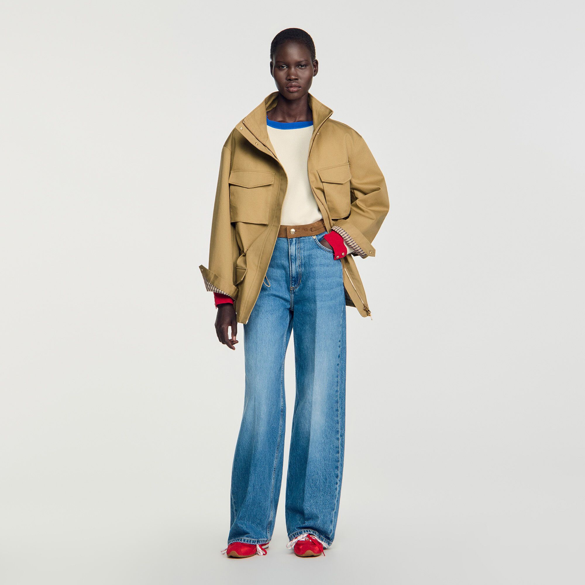 Quần jeans ống đứng với thắt lưng da