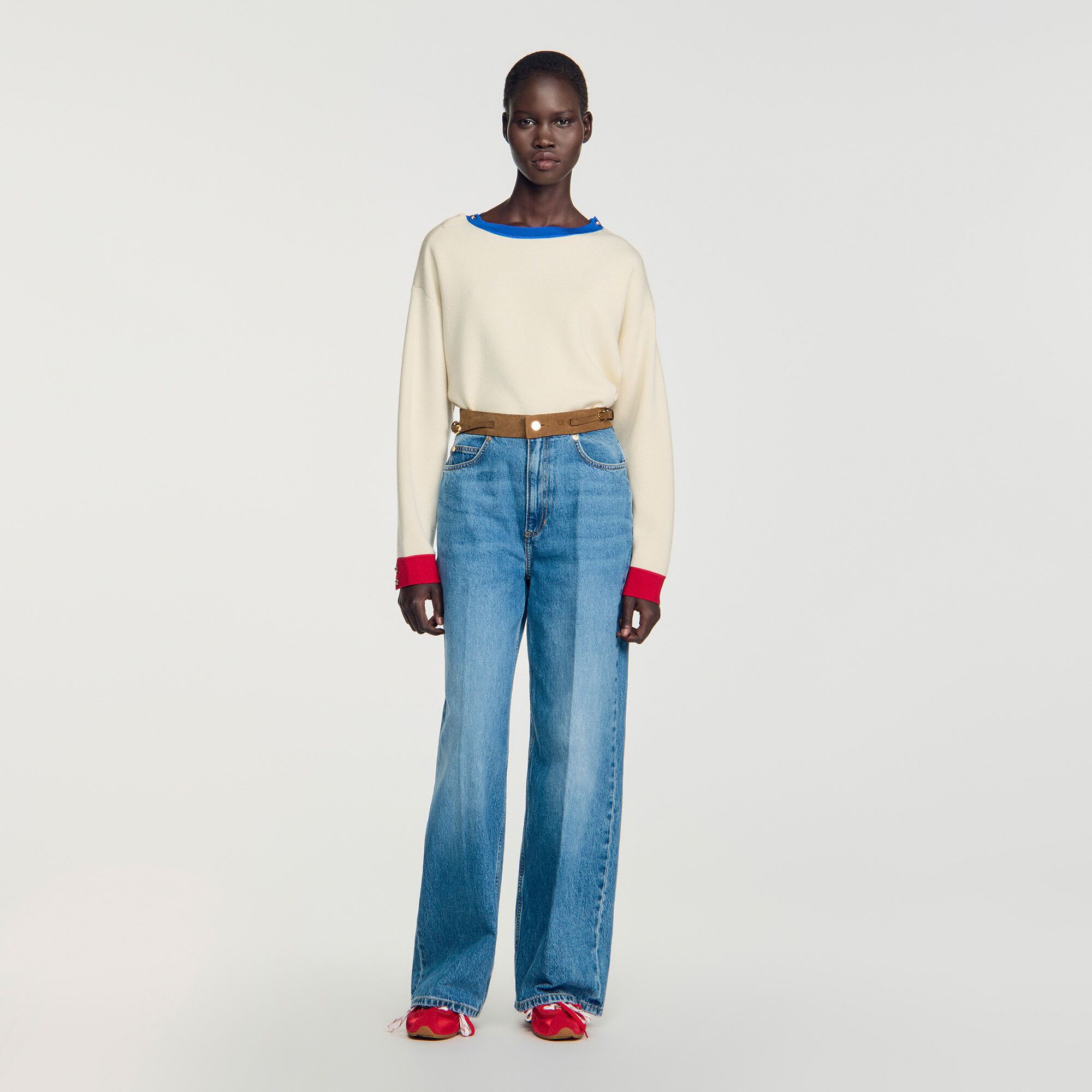 Quần jeans ống đứng với thắt lưng da