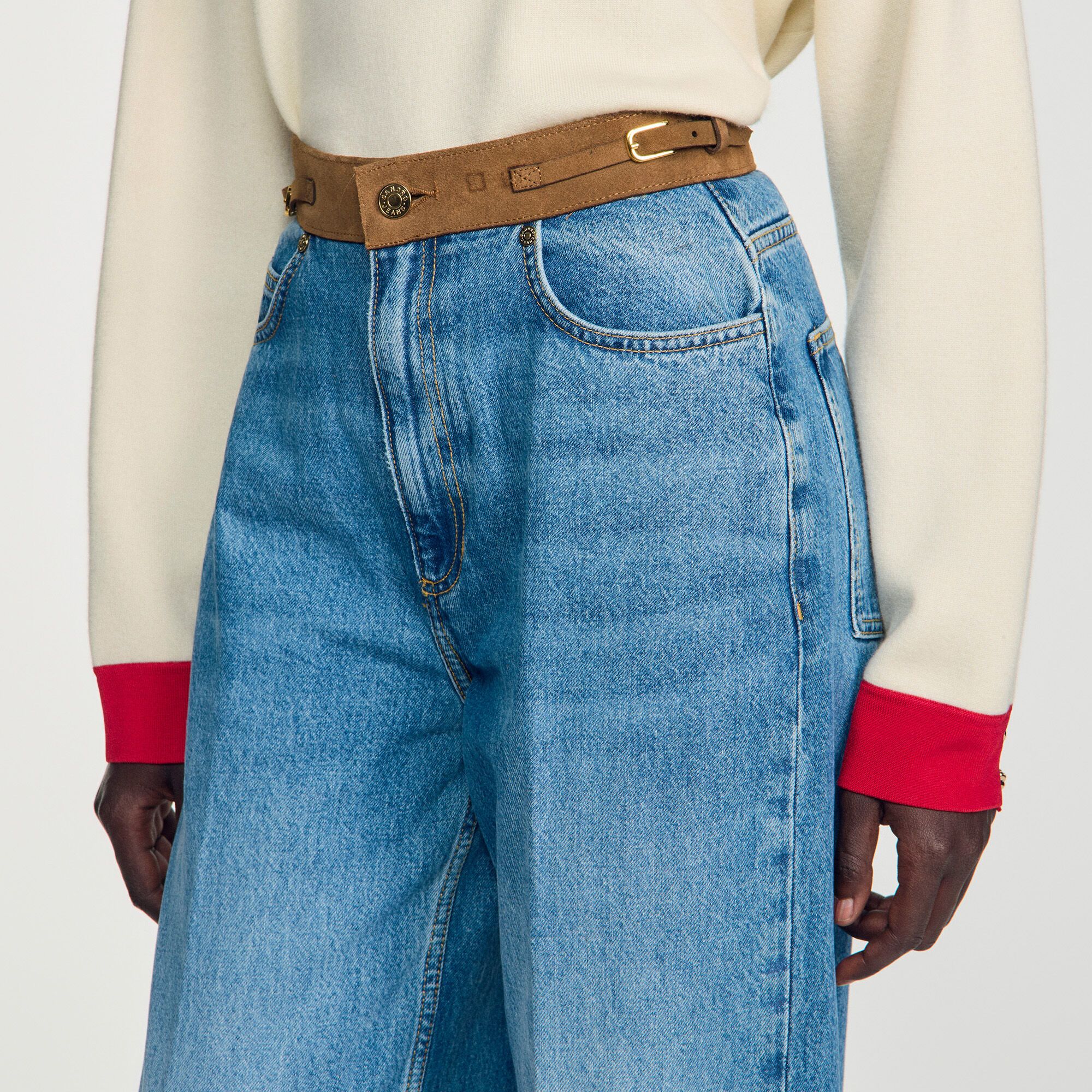 Quần jeans ống đứng với thắt lưng da