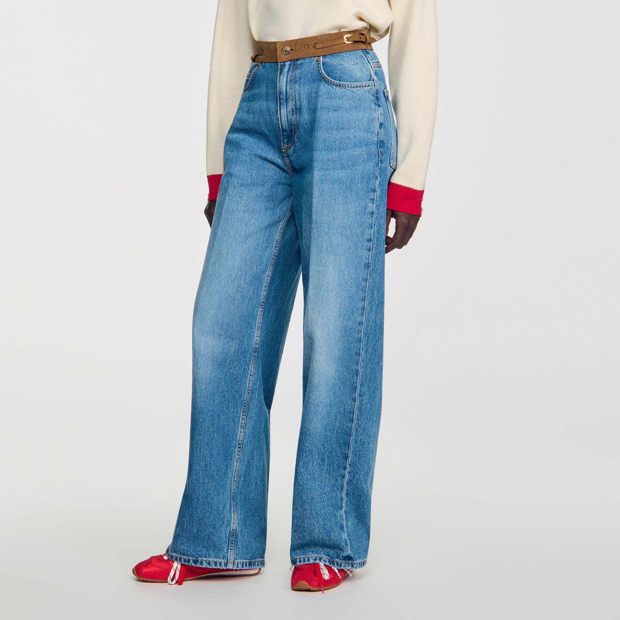 Quần jeans ống đứng với thắt lưng da