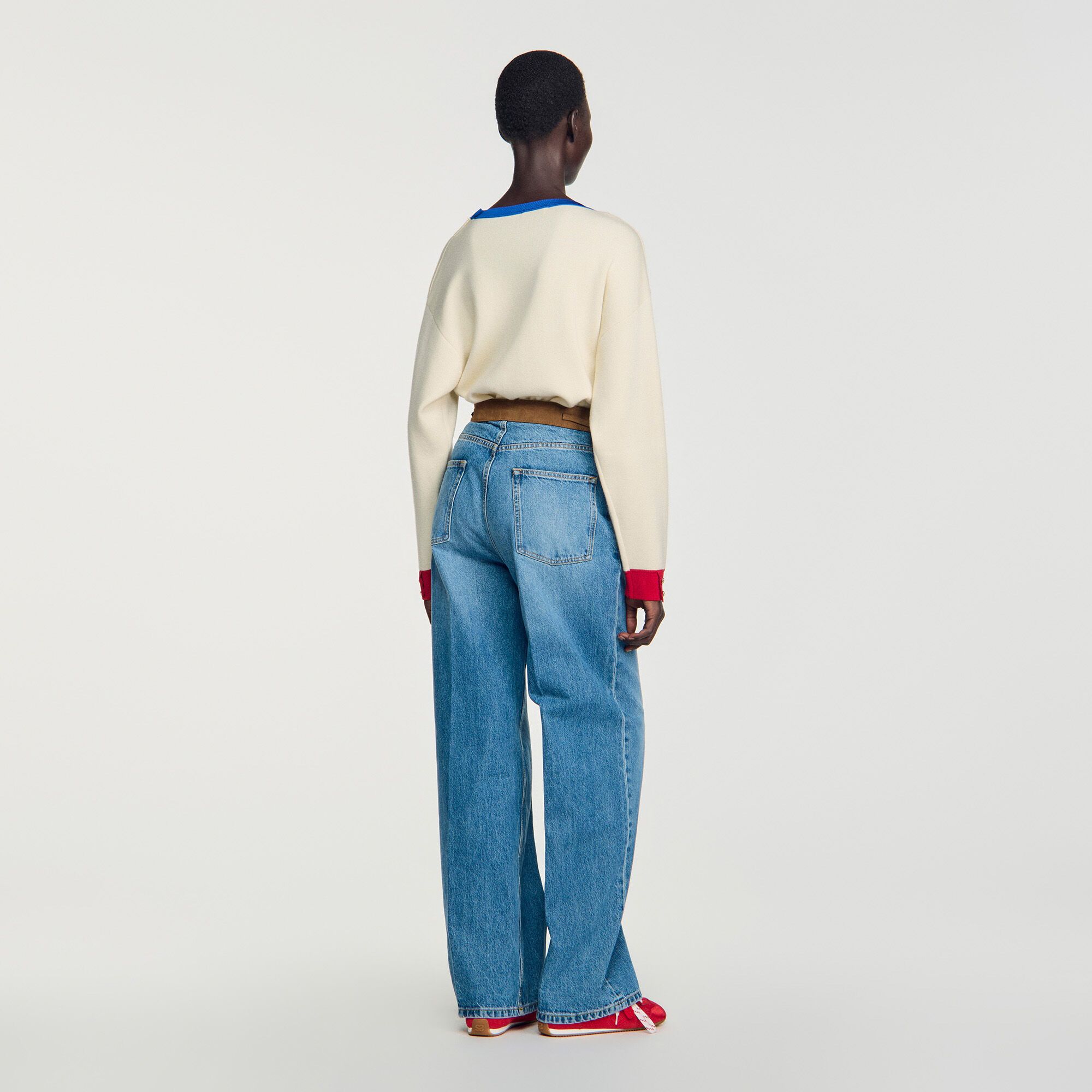 Quần jeans ống đứng với thắt lưng da