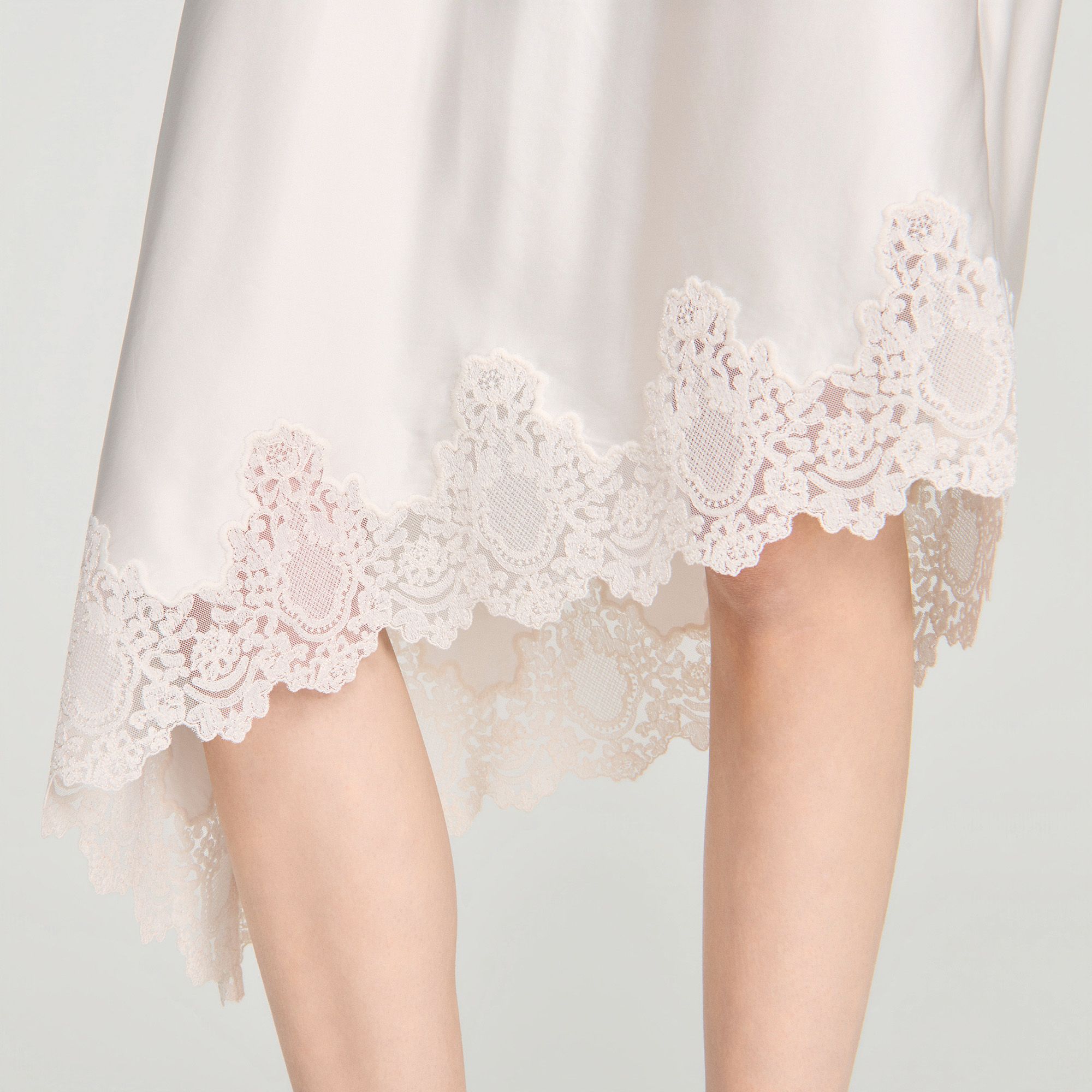 Sandro - Chân váy satin phối ren