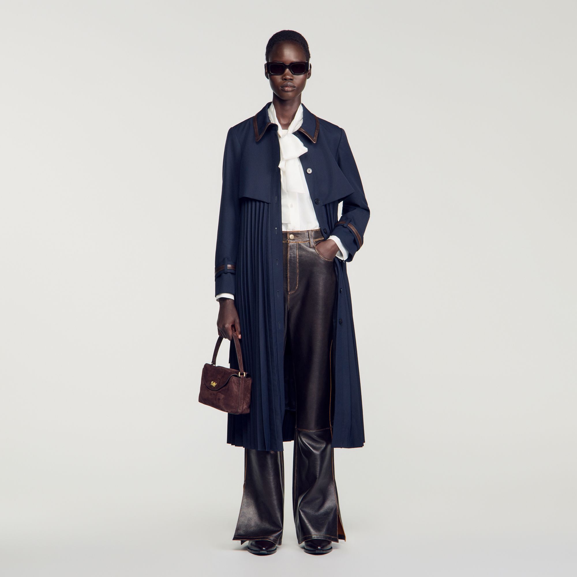 Áo khoác trench coat với cổ áo bằng da xếp ly