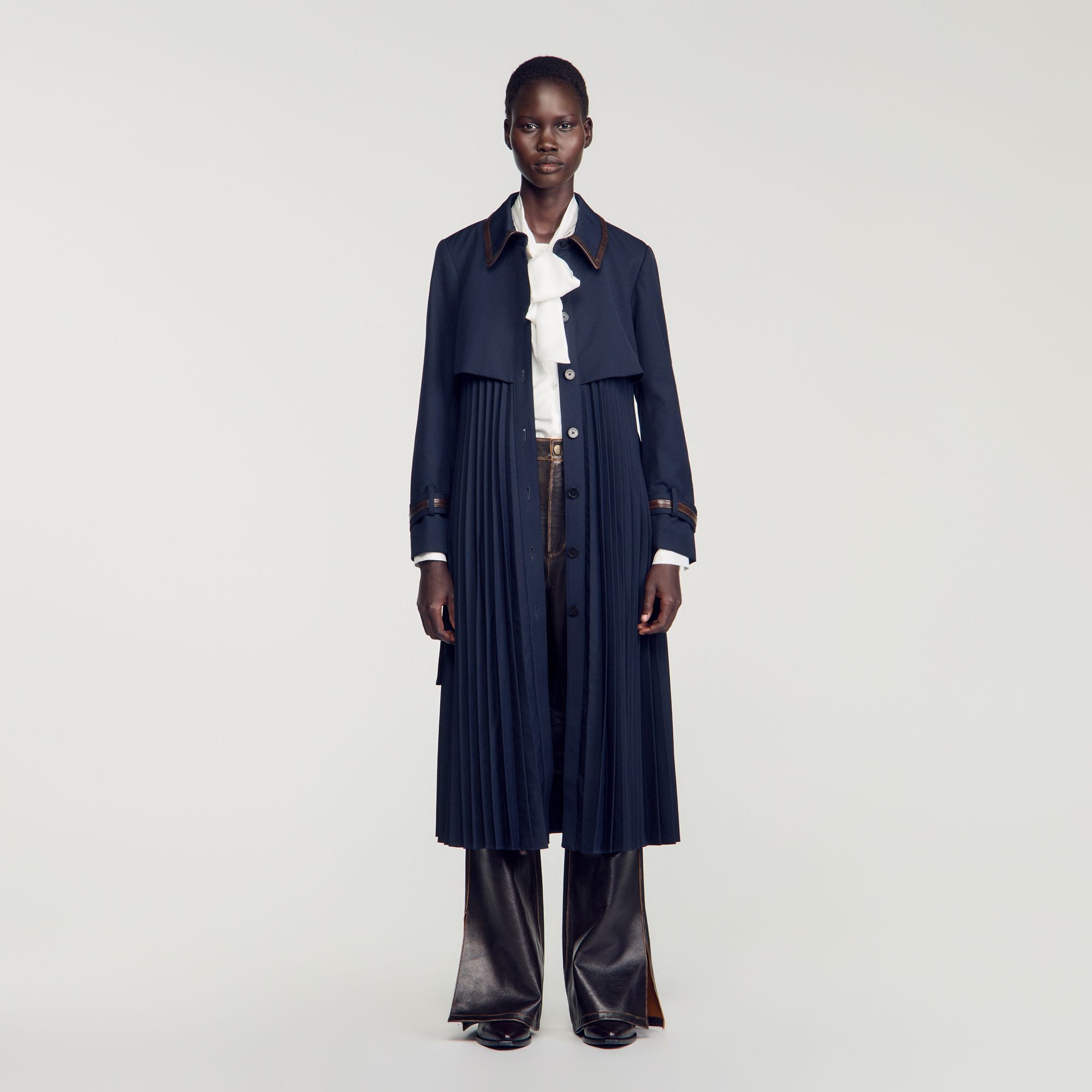 Sandro - Áo khoác trench coat với cổ áo bằng da xếp ly