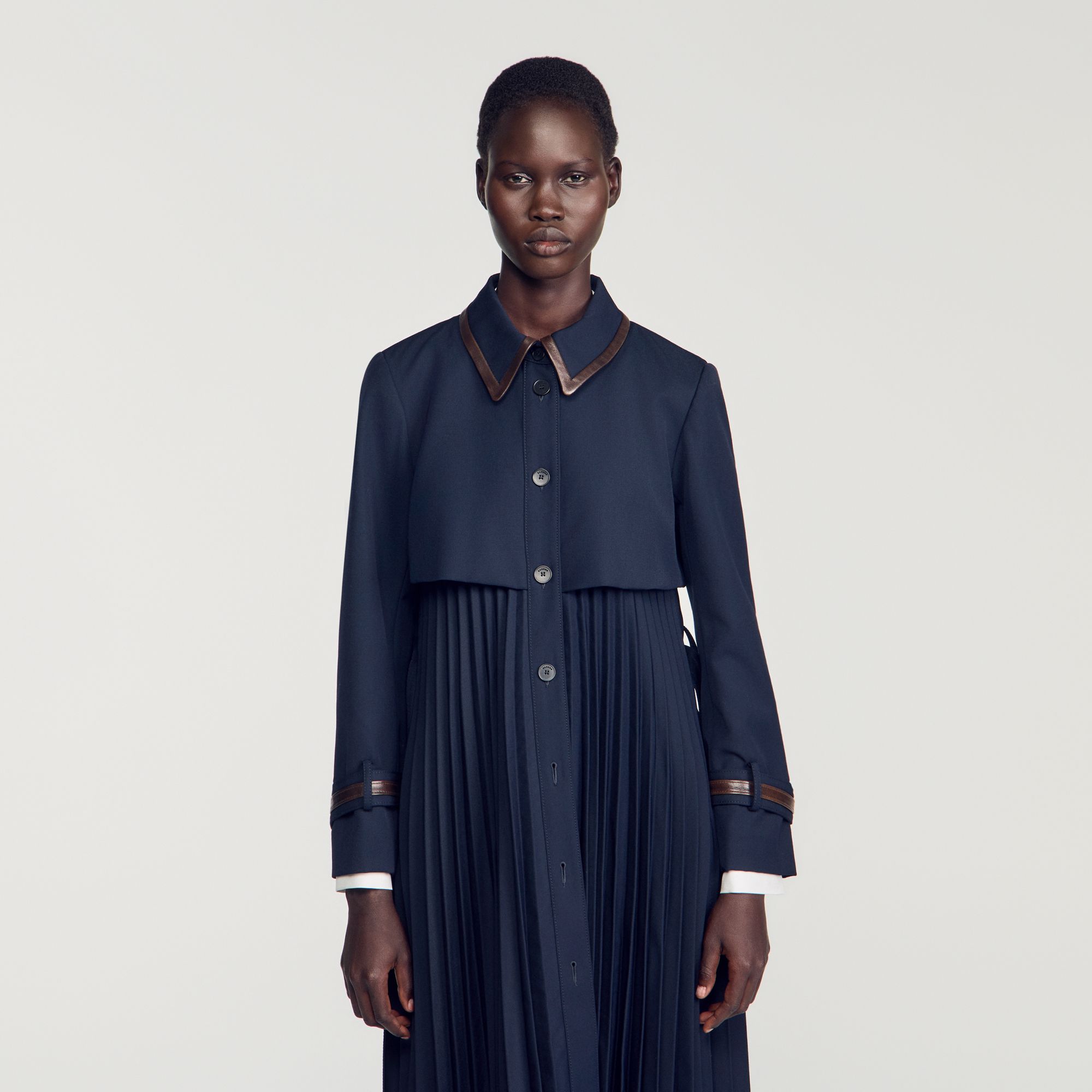 Sandro - Áo khoác trench coat với cổ áo bằng da xếp ly
