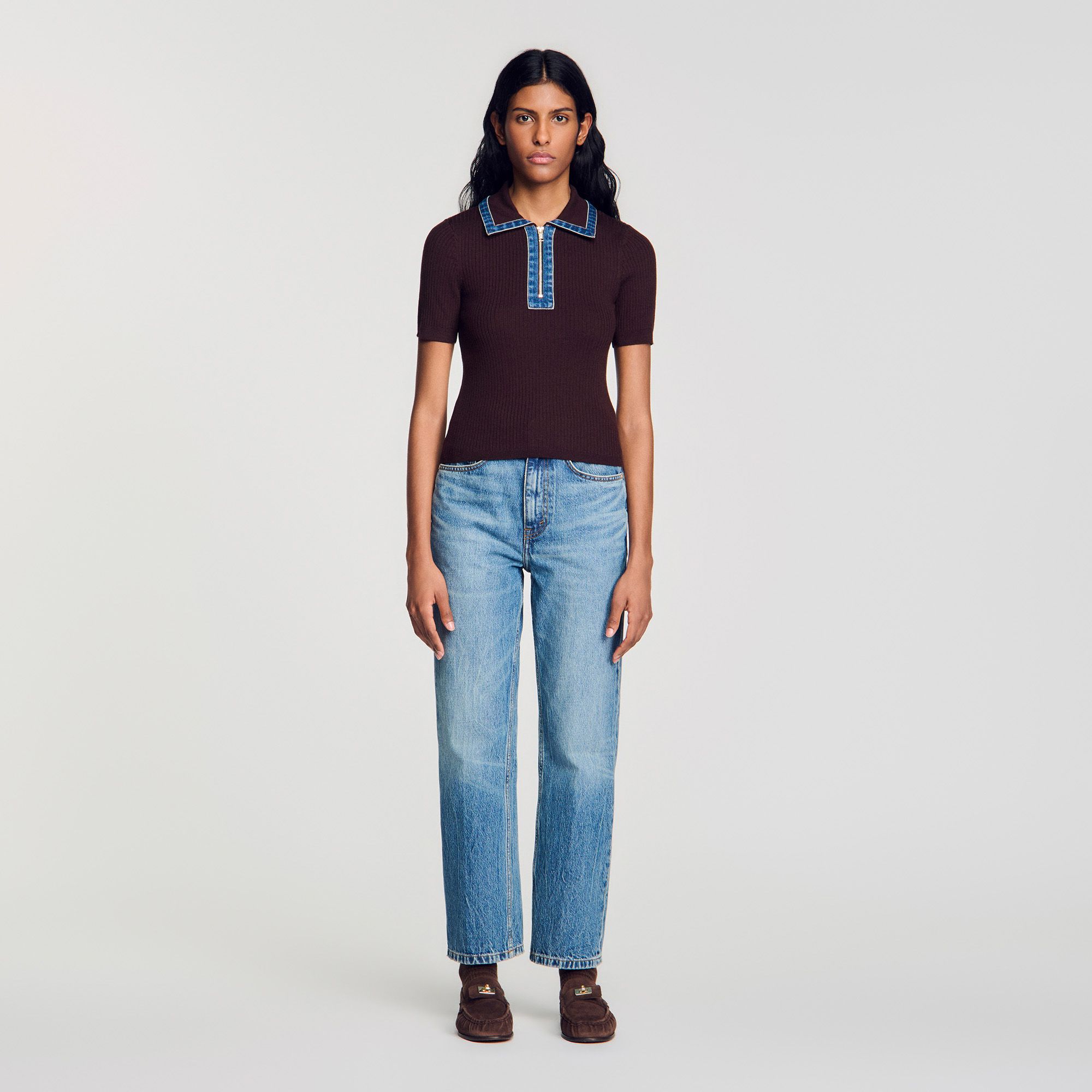 Sandro - Áo polo dệt kim với cổ áo denim