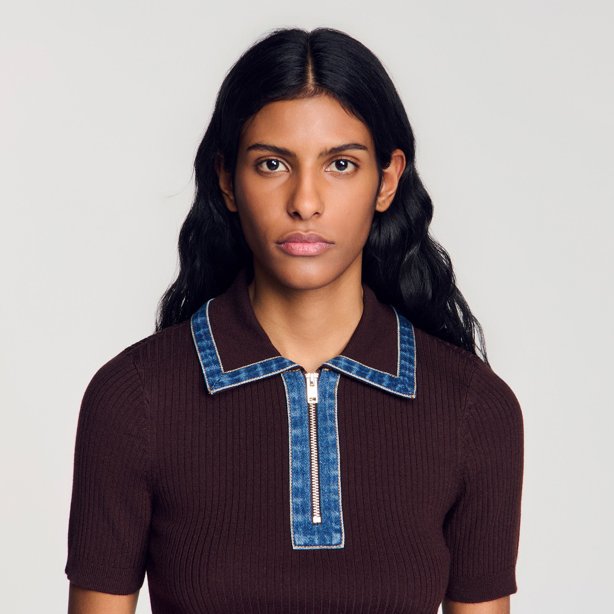 Sandro - Áo polo dệt kim với cổ áo denim