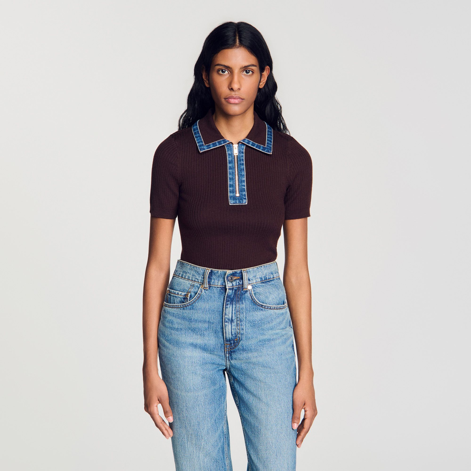 Sandro - Áo polo dệt kim với cổ áo denim