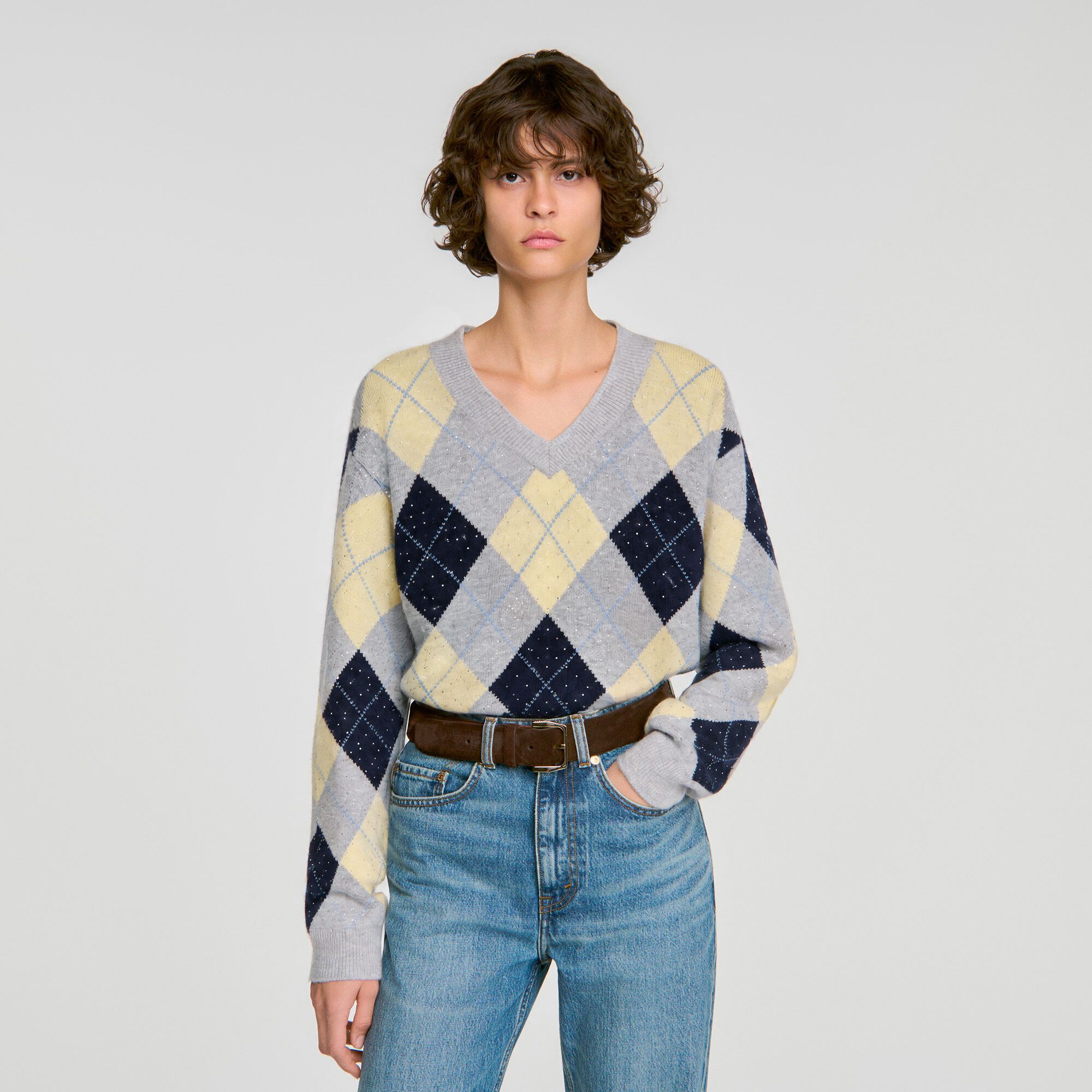 Áo len cổ V họa tiết Argyle đính đá