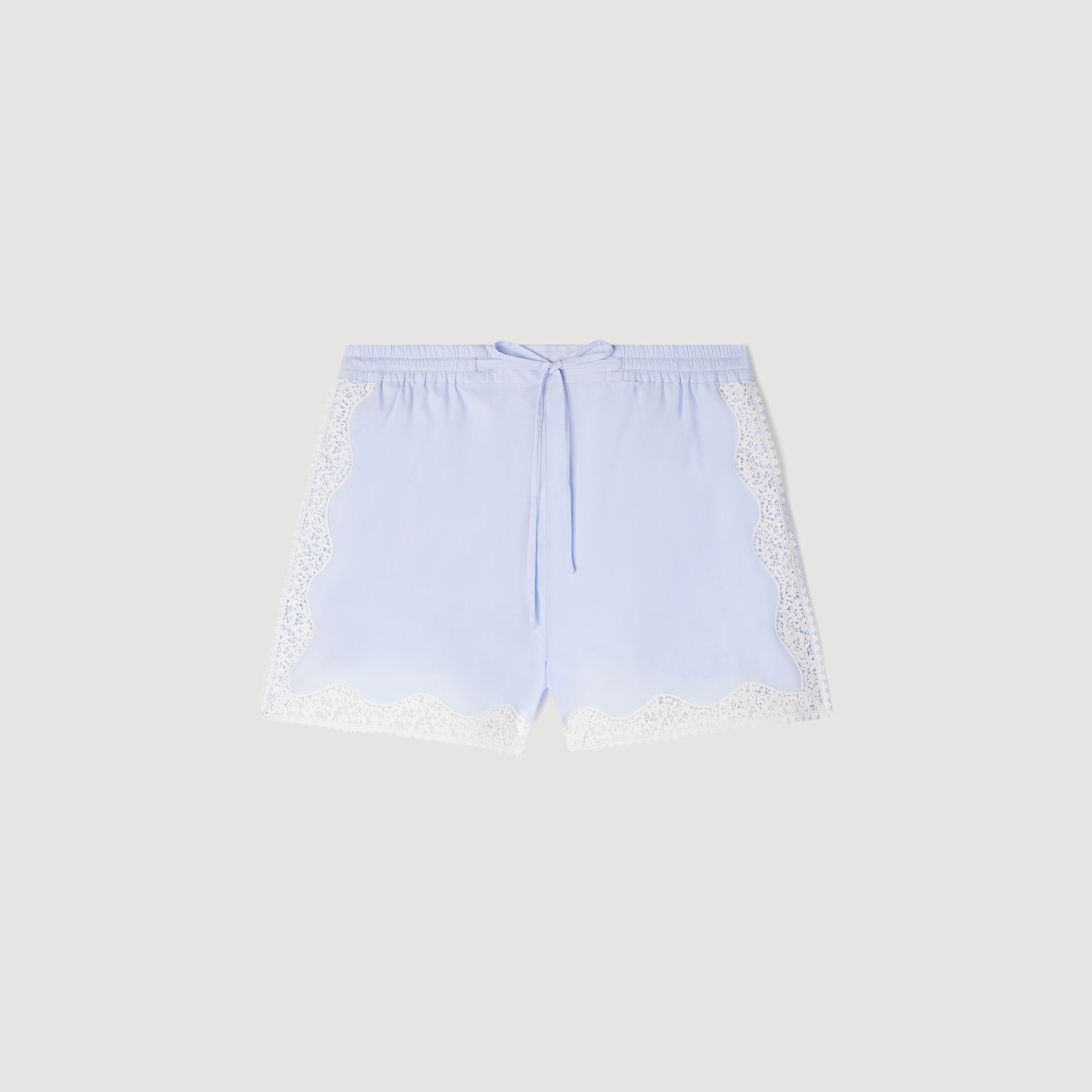Quần short chi tiết ren