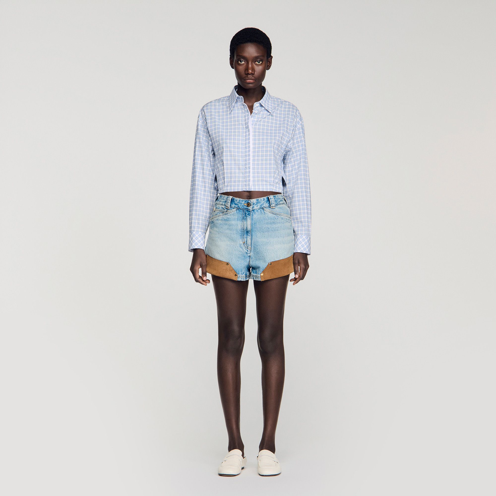 Sandro - Quần short denim và da lộn đính đinh tán
