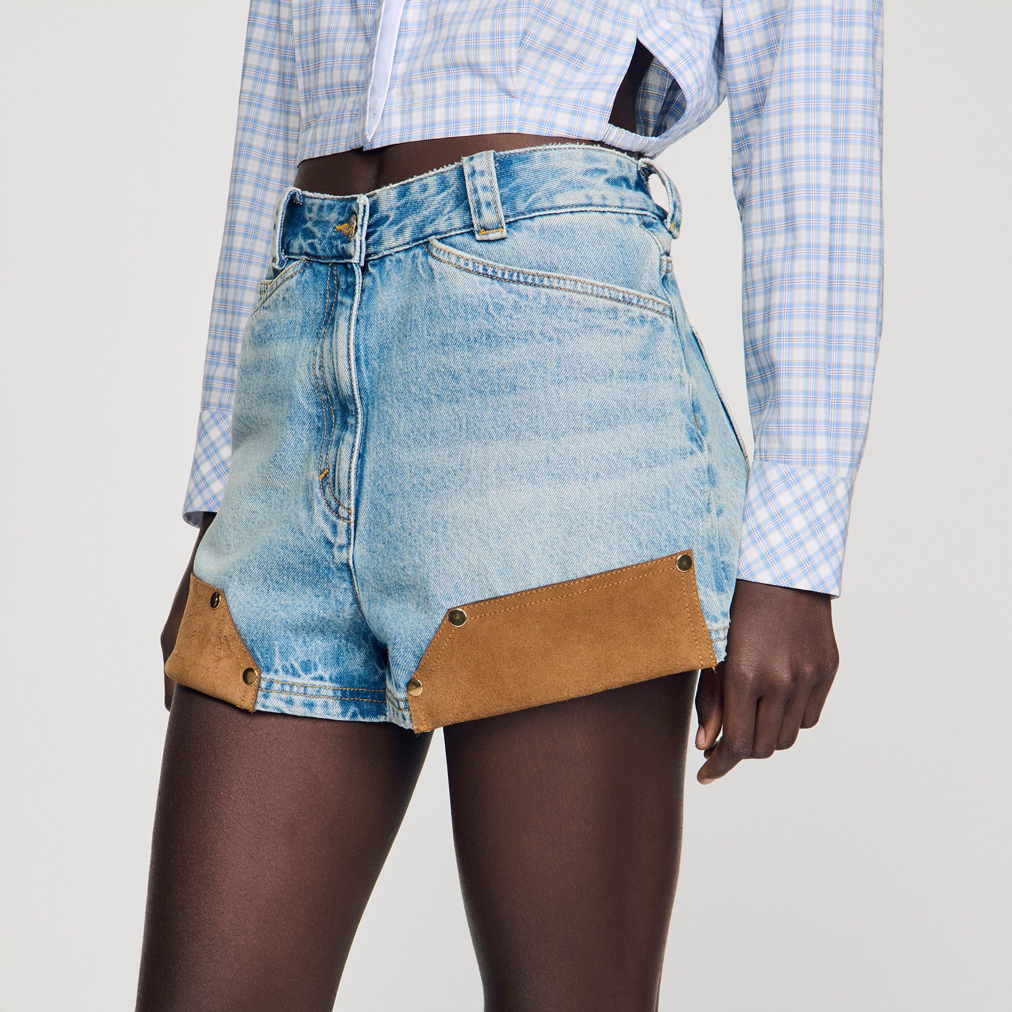 Sandro - Quần short denim và da lộn đính đinh tán