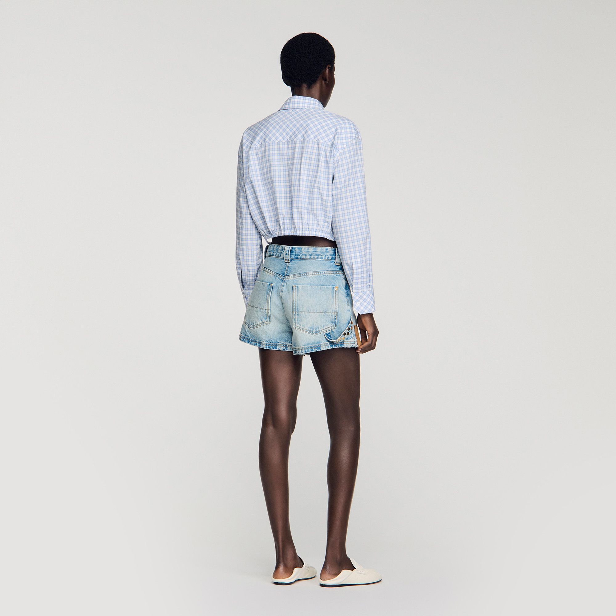 Sandro - Quần short denim và da lộn đính đinh tán