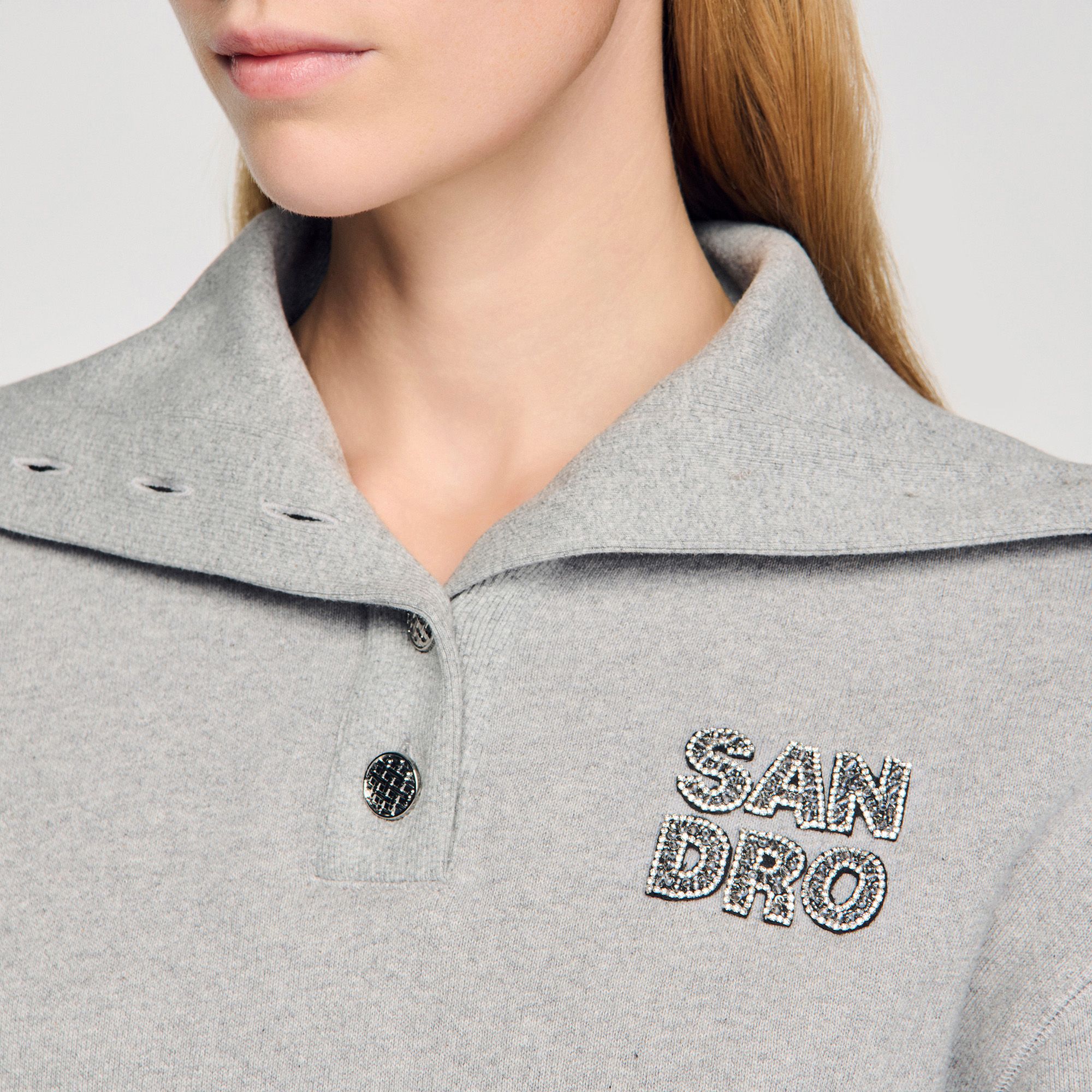 Sandro - Áo nỉ cổ xẻ thêu