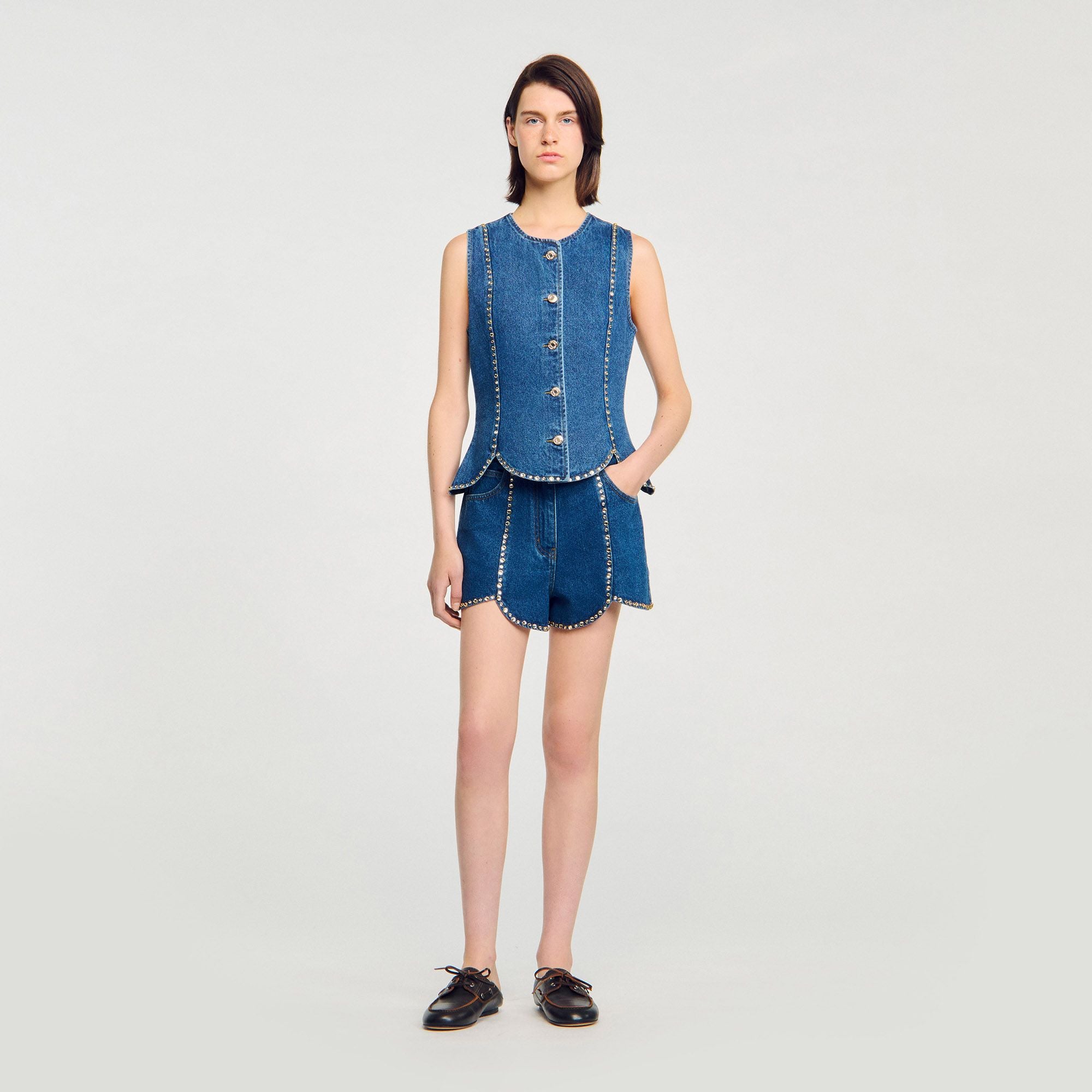 Áo denim đính đá