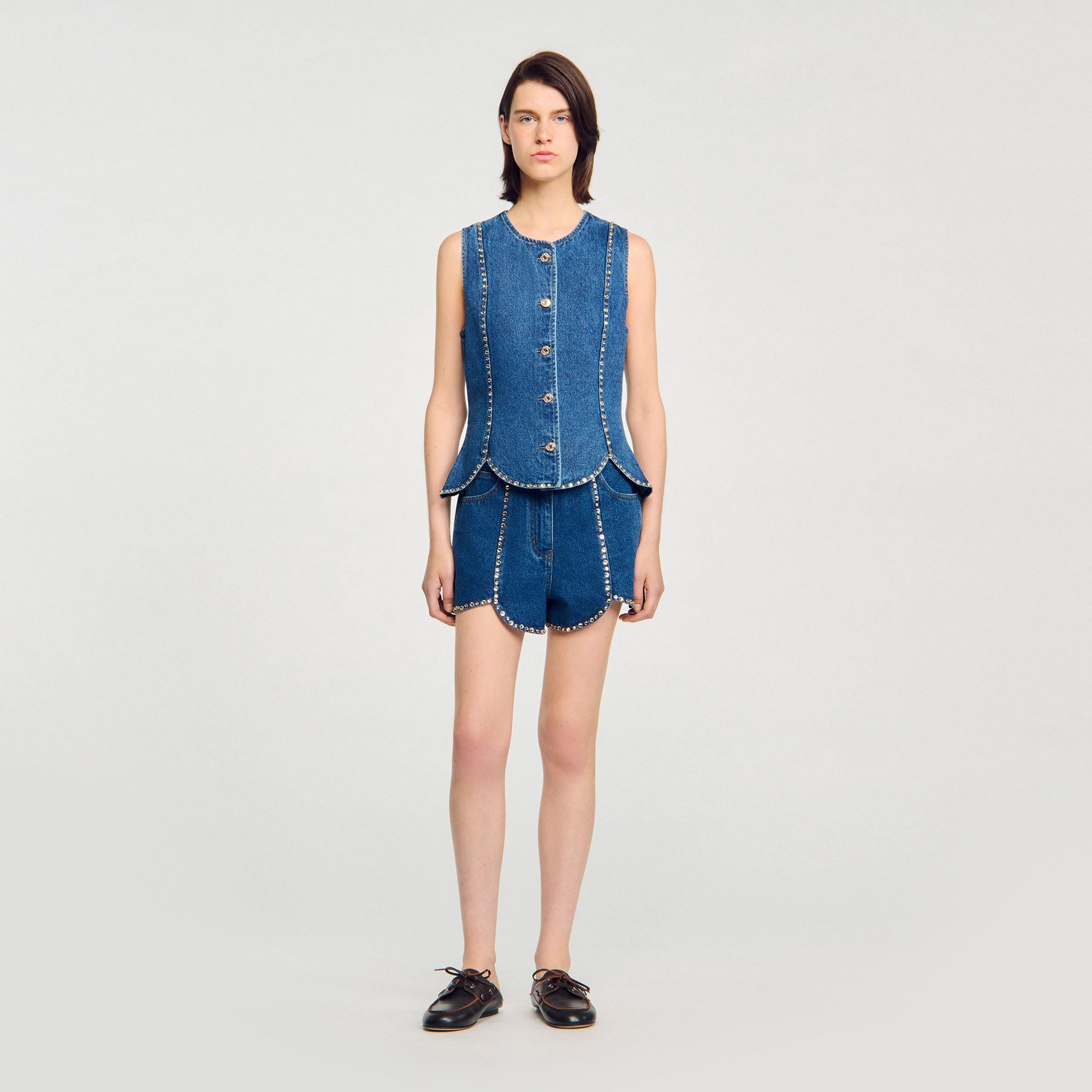 Áo denim đính đá