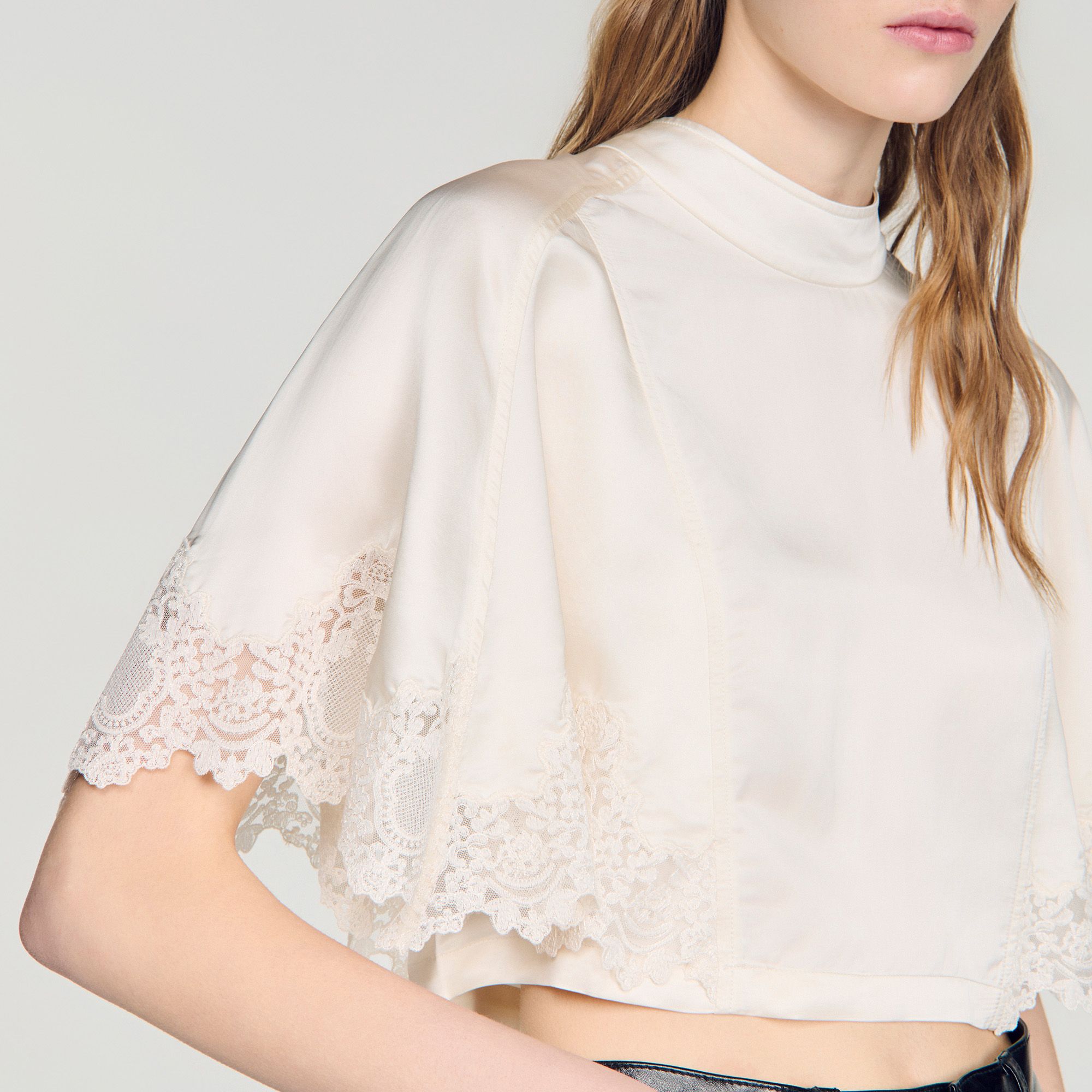 Sandro - Áo croptop satin phối ren