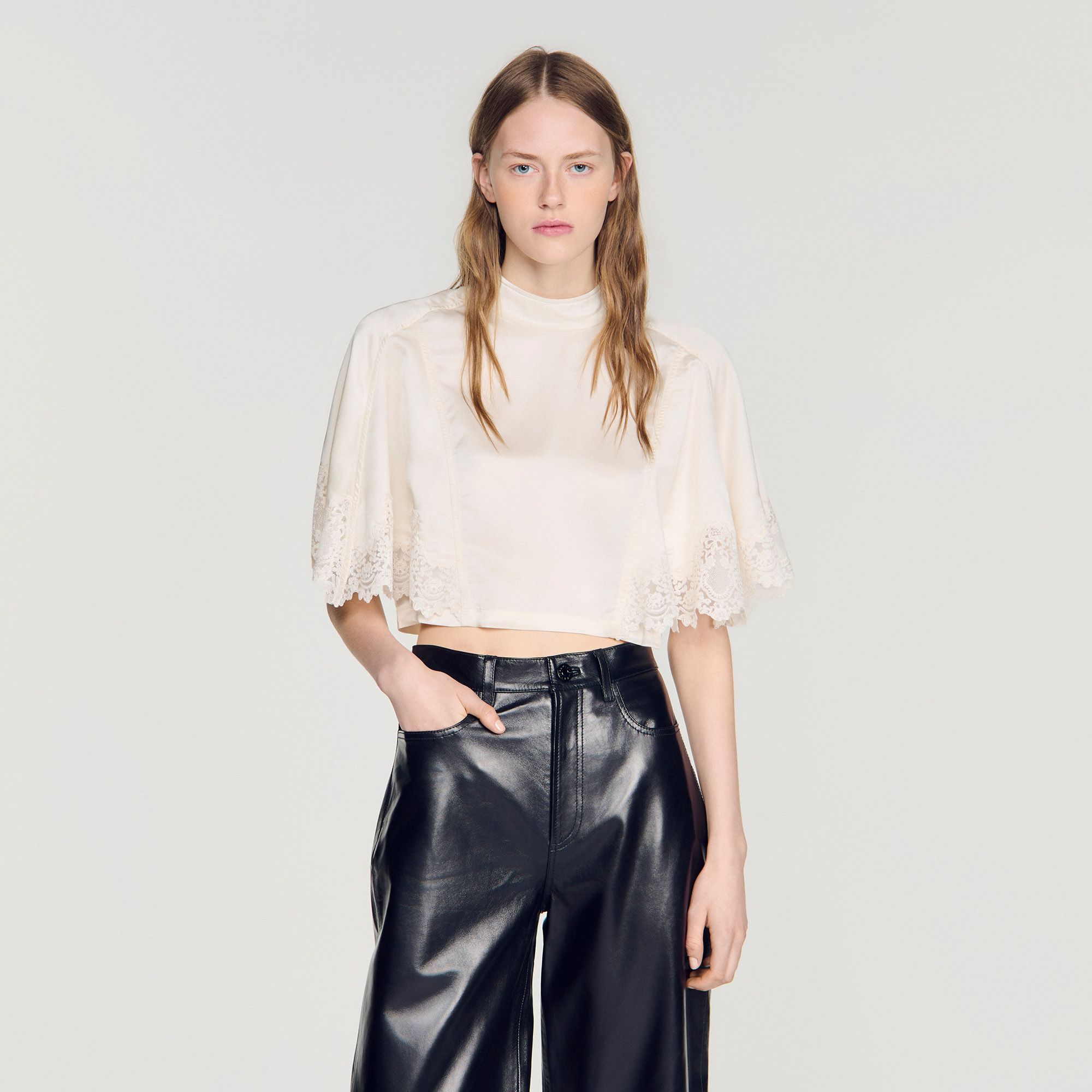 Sandro - Áo croptop satin phối ren