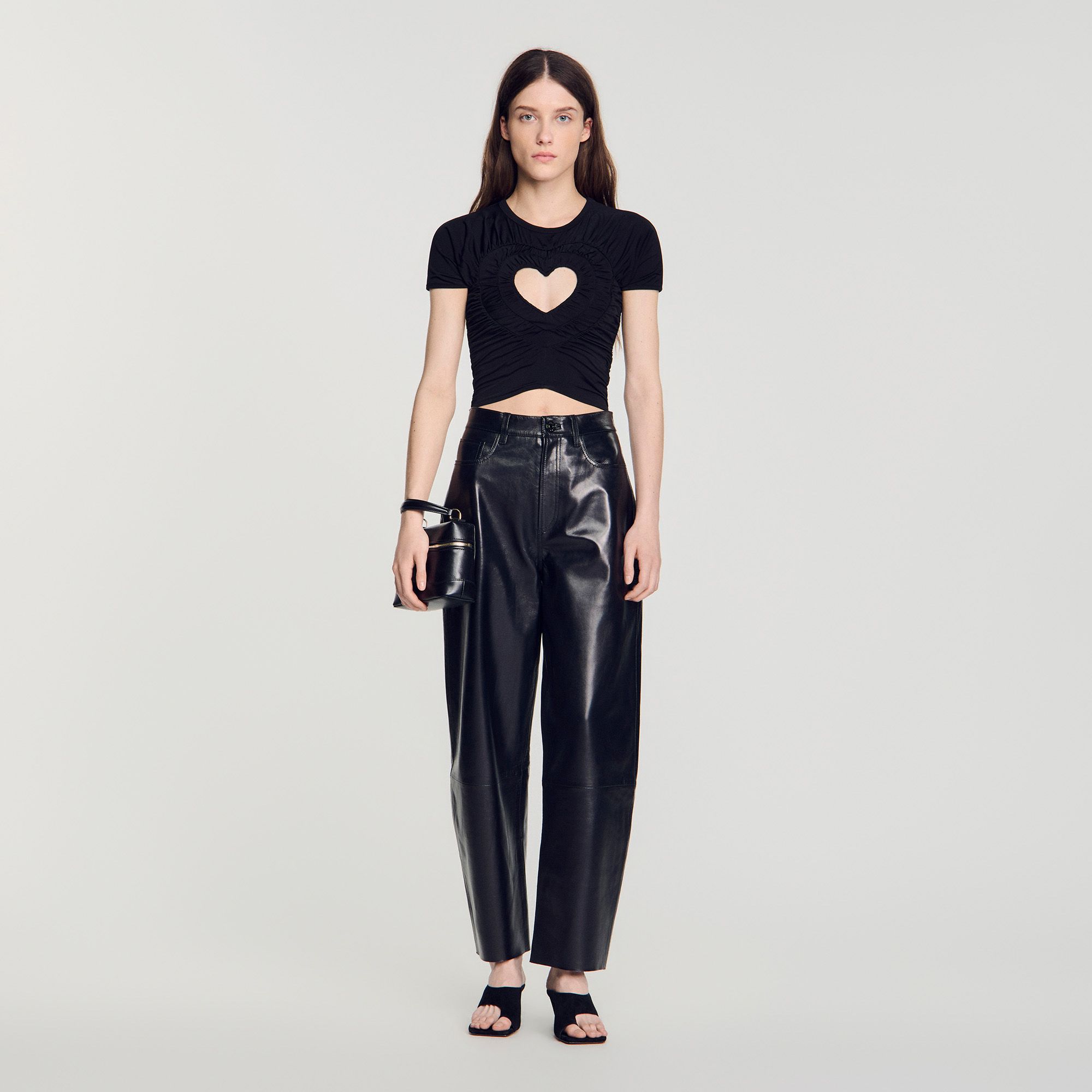 Áo thun croptop hình trái tim xếp ly