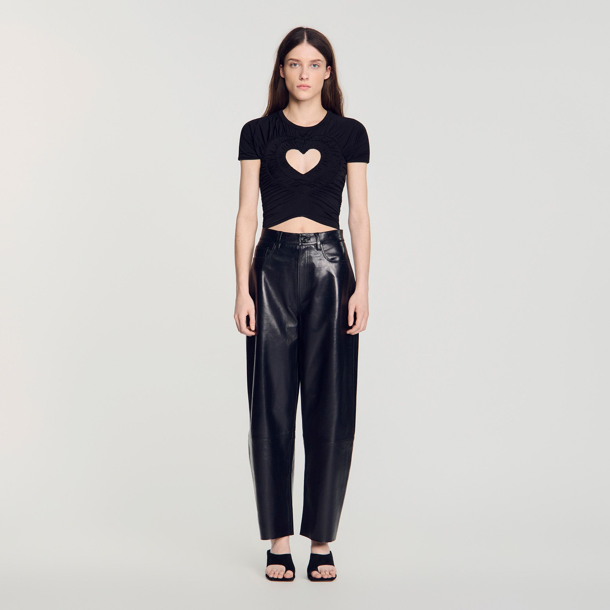 Áo thun croptop hình trái tim xếp ly