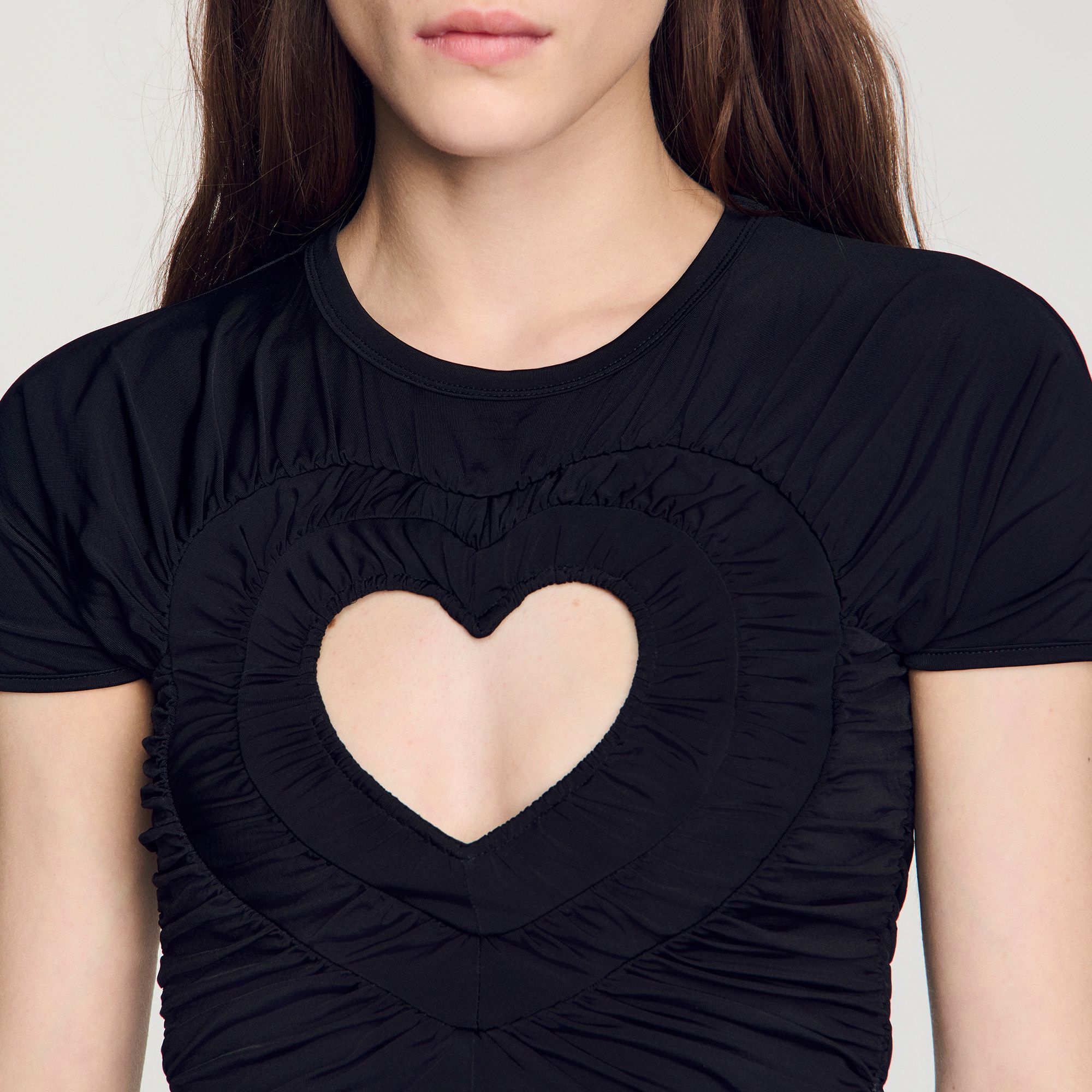 Áo thun croptop hình trái tim xếp ly