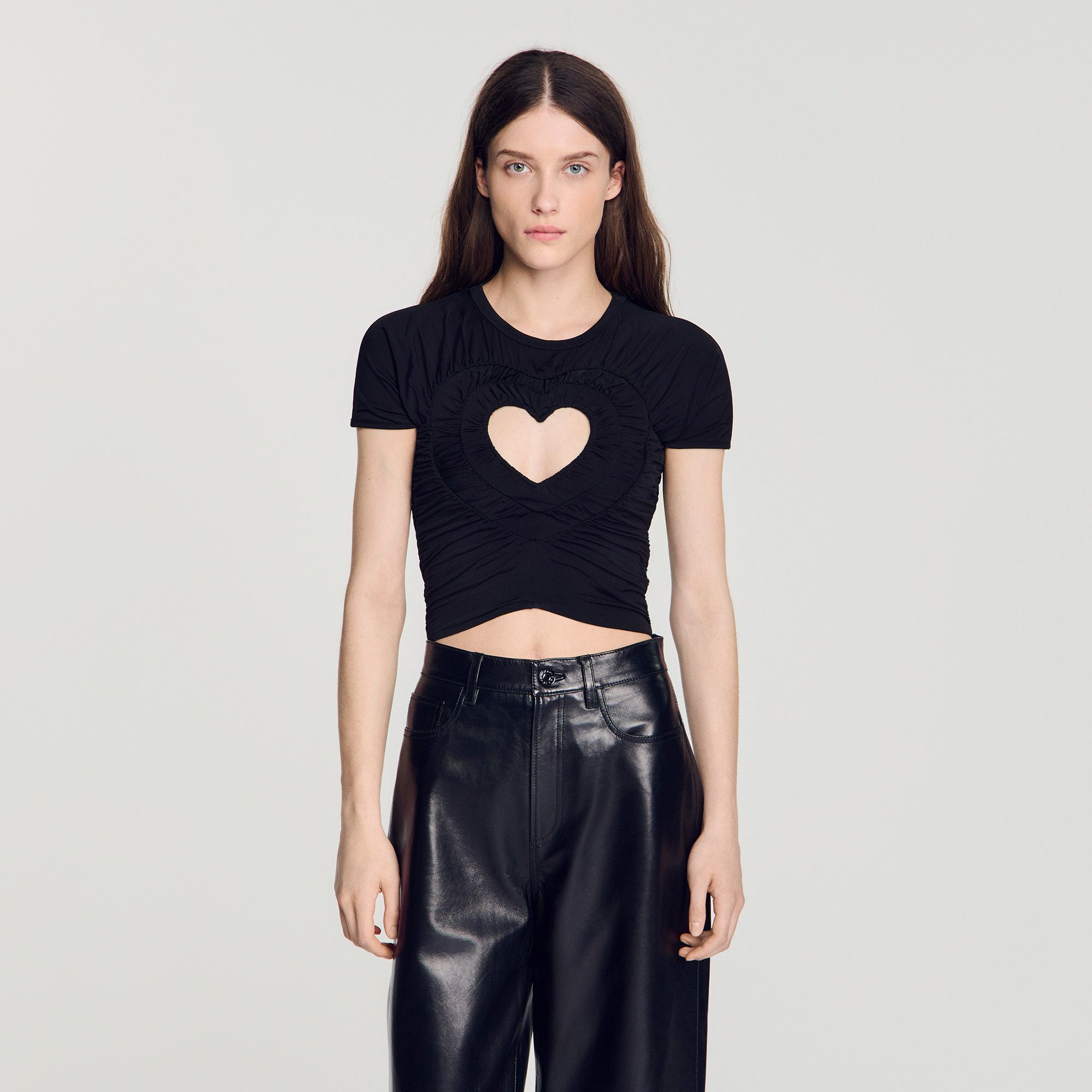 Áo thun croptop hình trái tim xếp ly