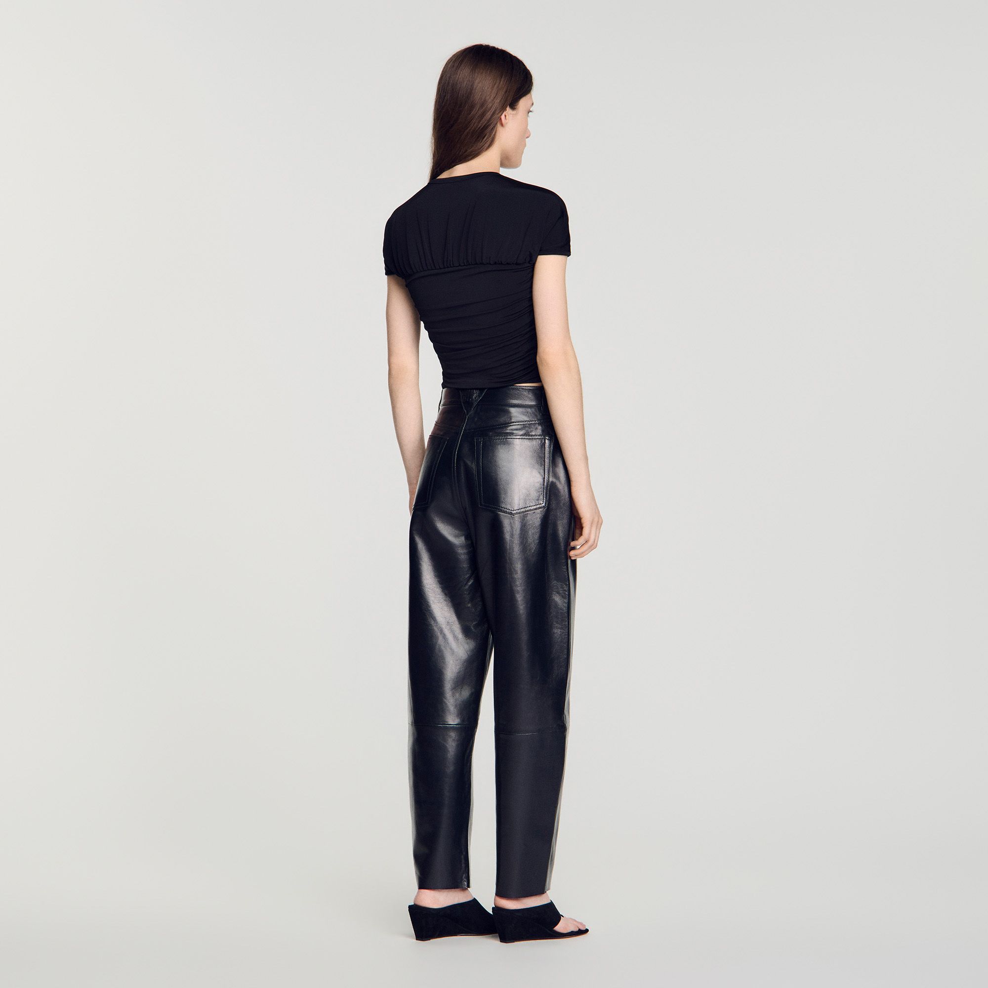 Áo thun croptop hình trái tim xếp ly