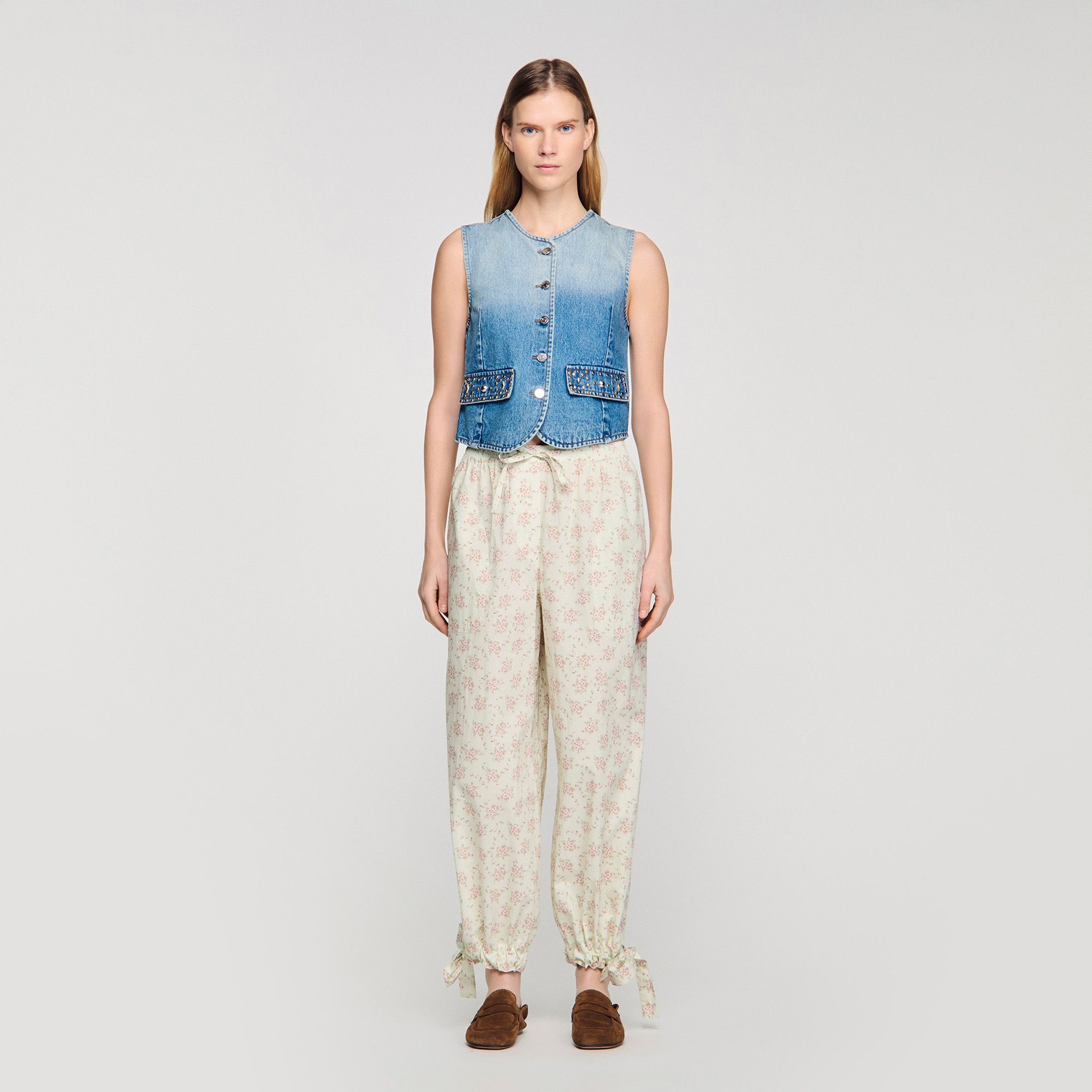 Sandro - Áo khoác denim ngắn đính đinh tán