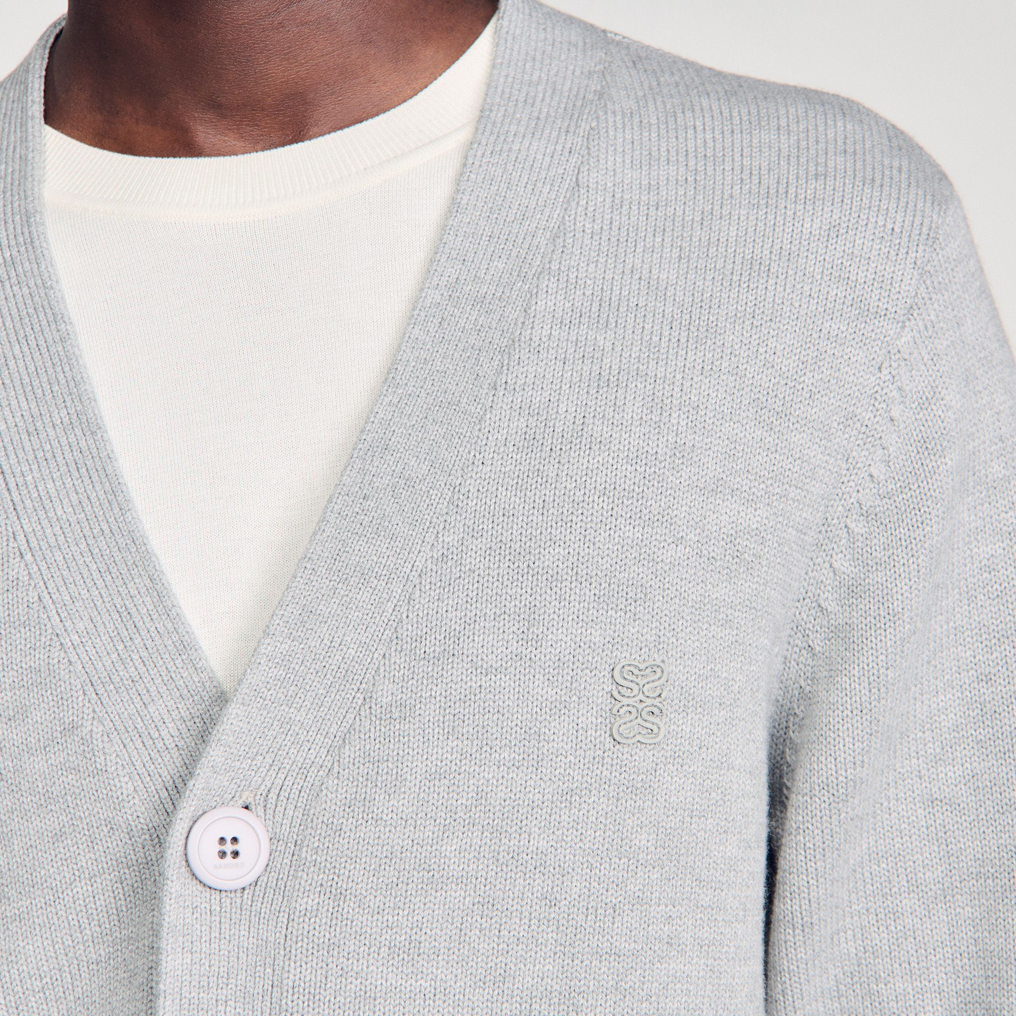 Áo cardigan len đính logo