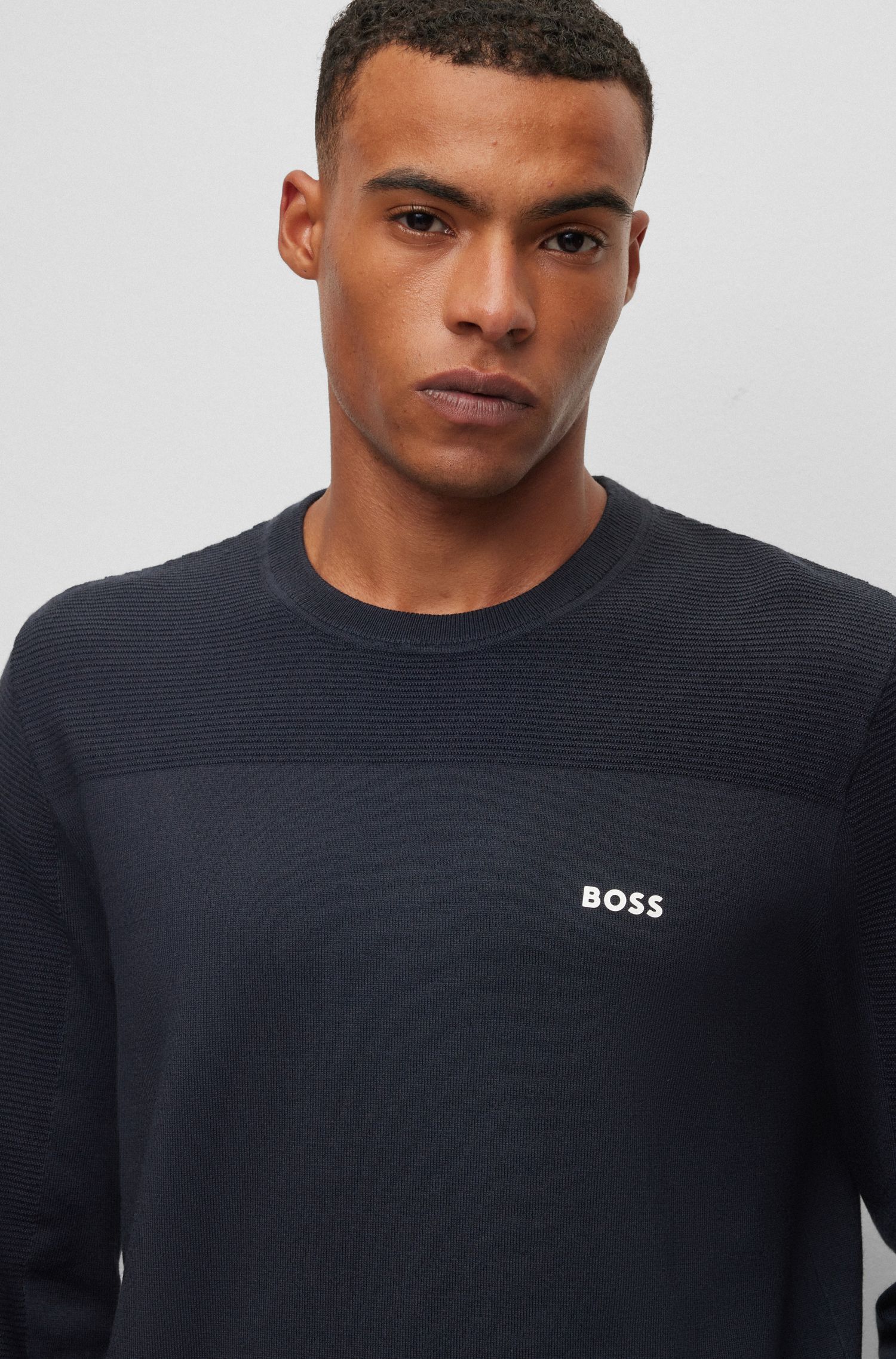 BOSS - Áo sweater cổ tròn với logo từ vải dry-flex thoáng khí