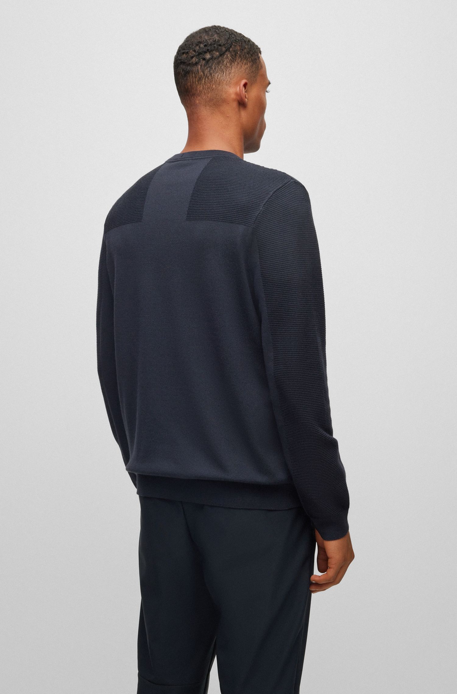BOSS - Áo sweater cổ tròn với logo từ vải dry-flex thoáng khí