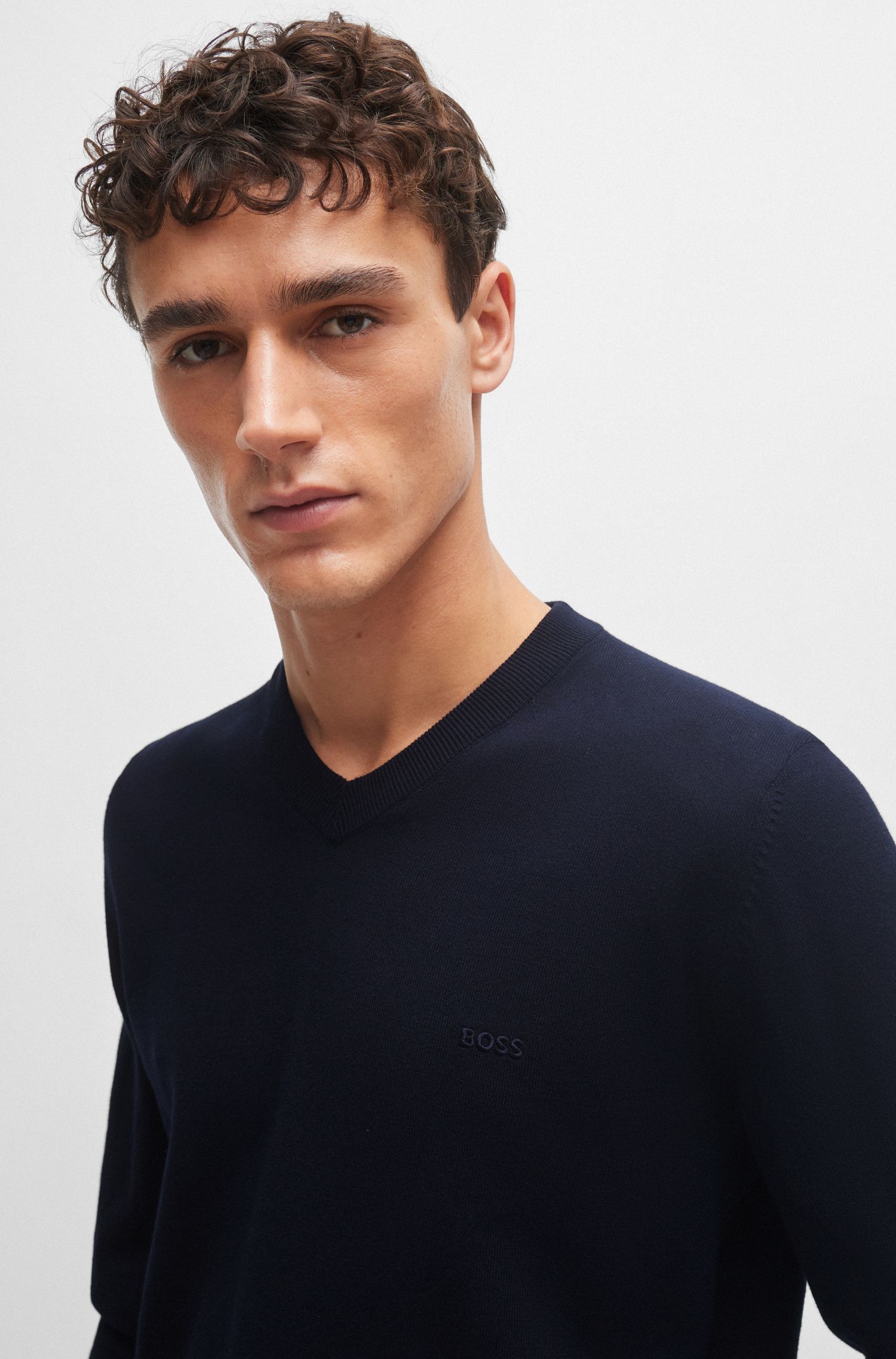 BOSS - Áo sweater cổ V cotton nguyên chất với logo thêu