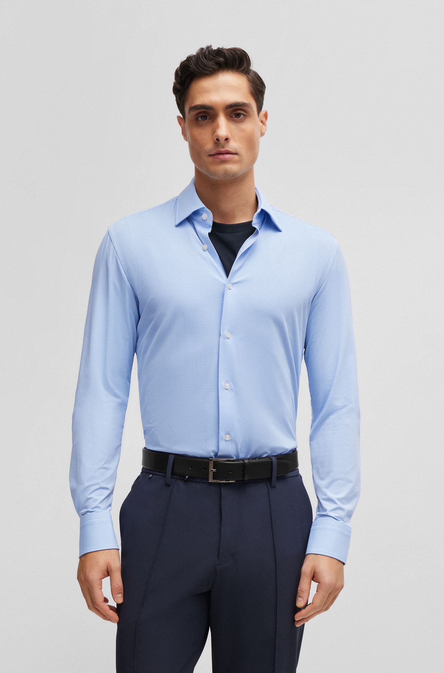 Áo sơ mi dáng ôm slim fit từ vải hiệu suất cao co giãn